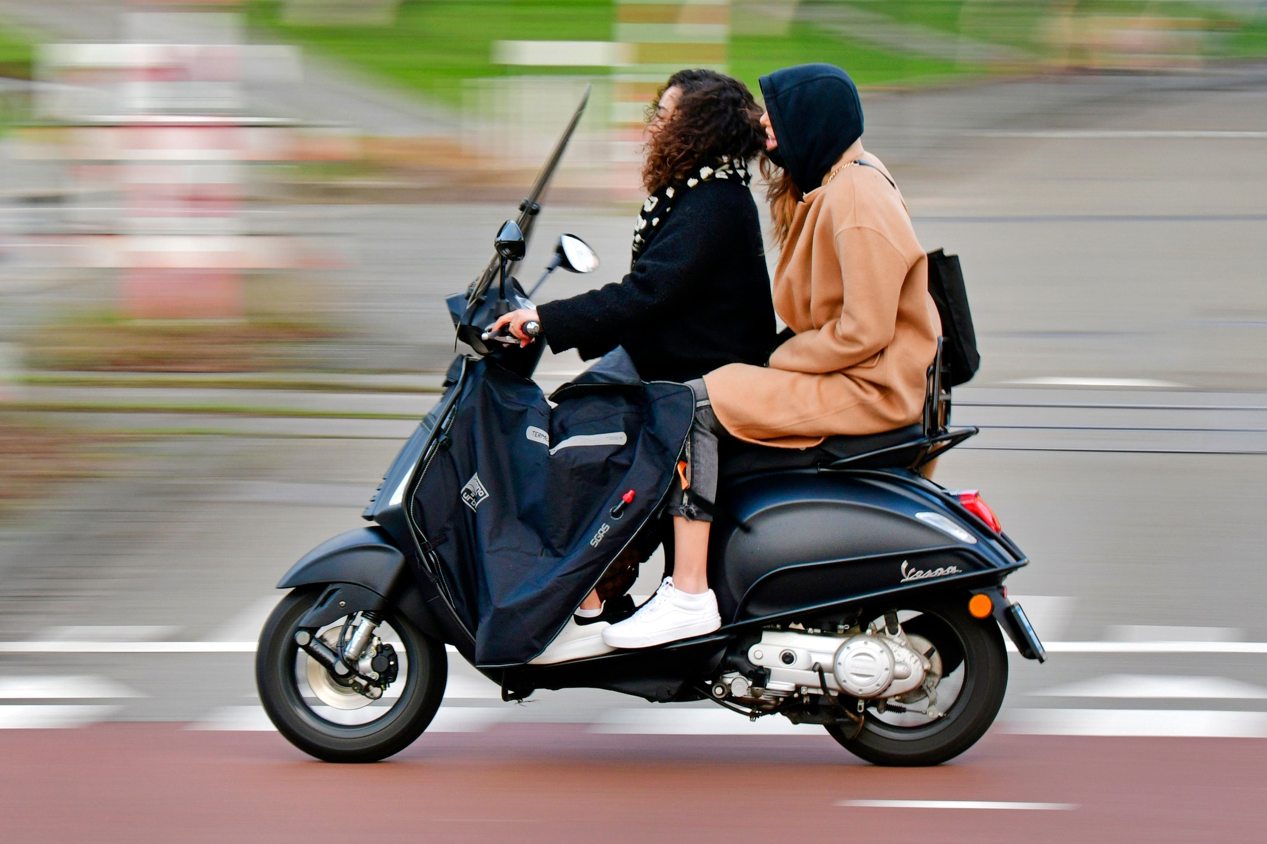 Aantal boetes voor rijden zonder helm in twee jaar tijd verdubbeld Het Parool