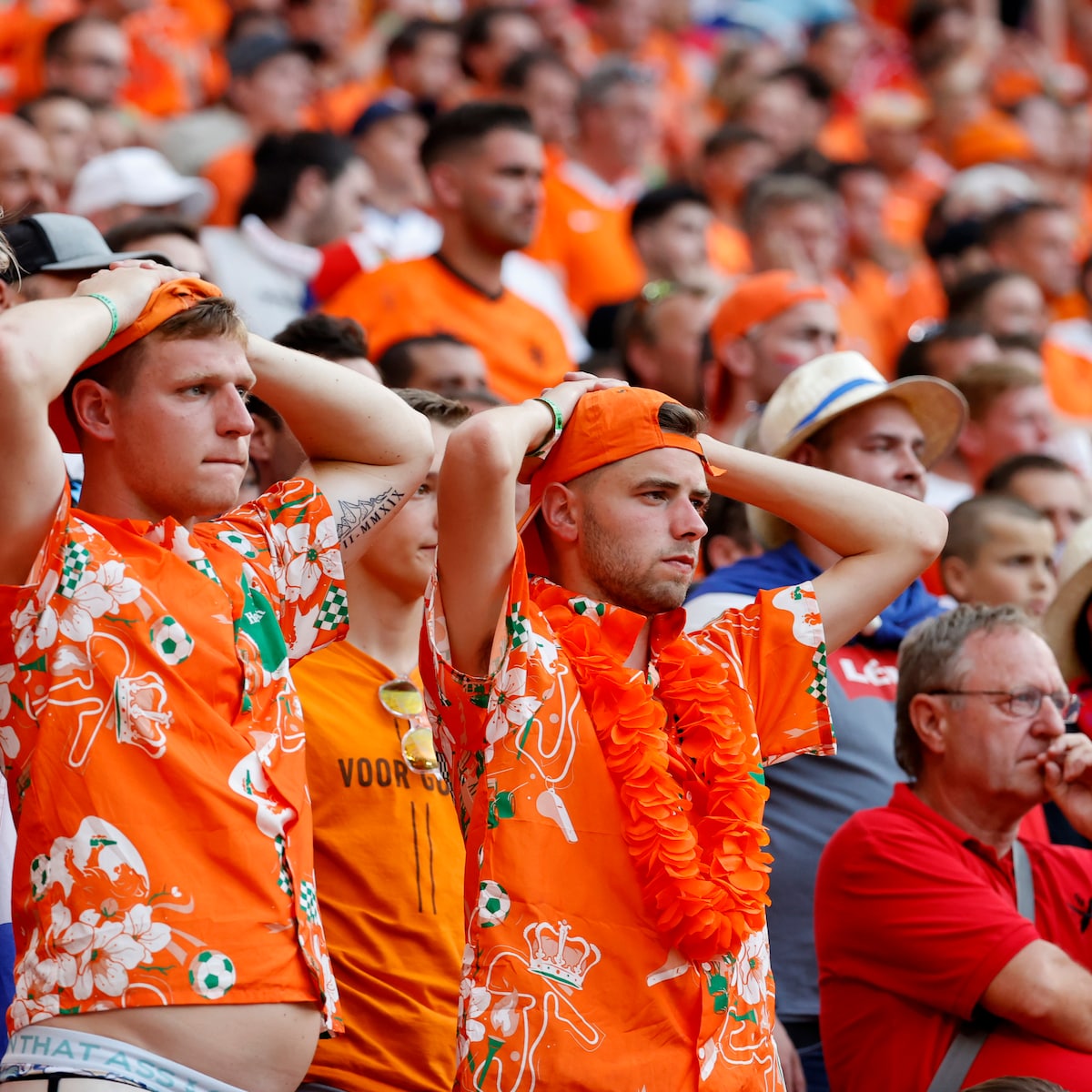 teleurgestelde-oranjefans-bij-de-verloren-achtste-finale-van