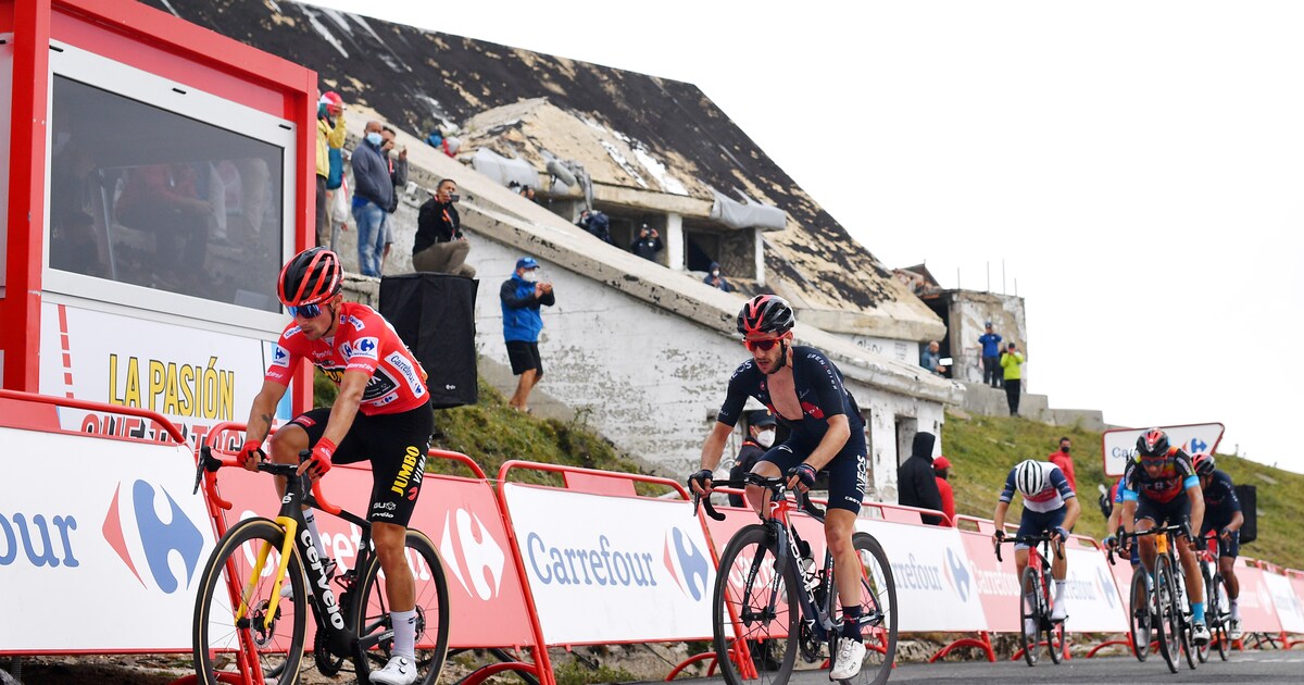 adam-yates-komt-in-het-wiel-van-primoz-roglic-over-de-finish
