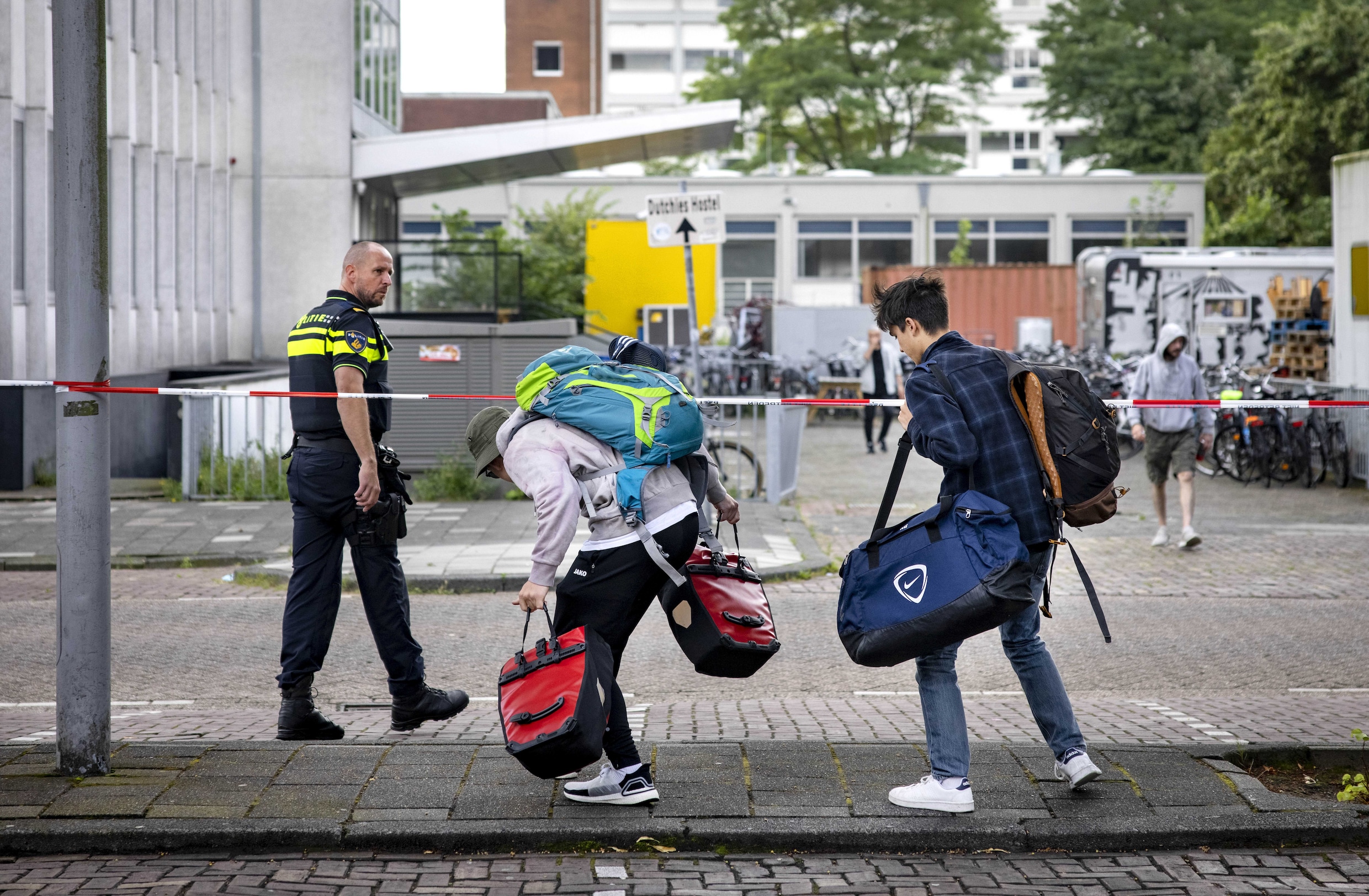 Bewoners van de studentenflat aan de Krelis Louwenstraat in Amsterdam-West halen hun spullen op.