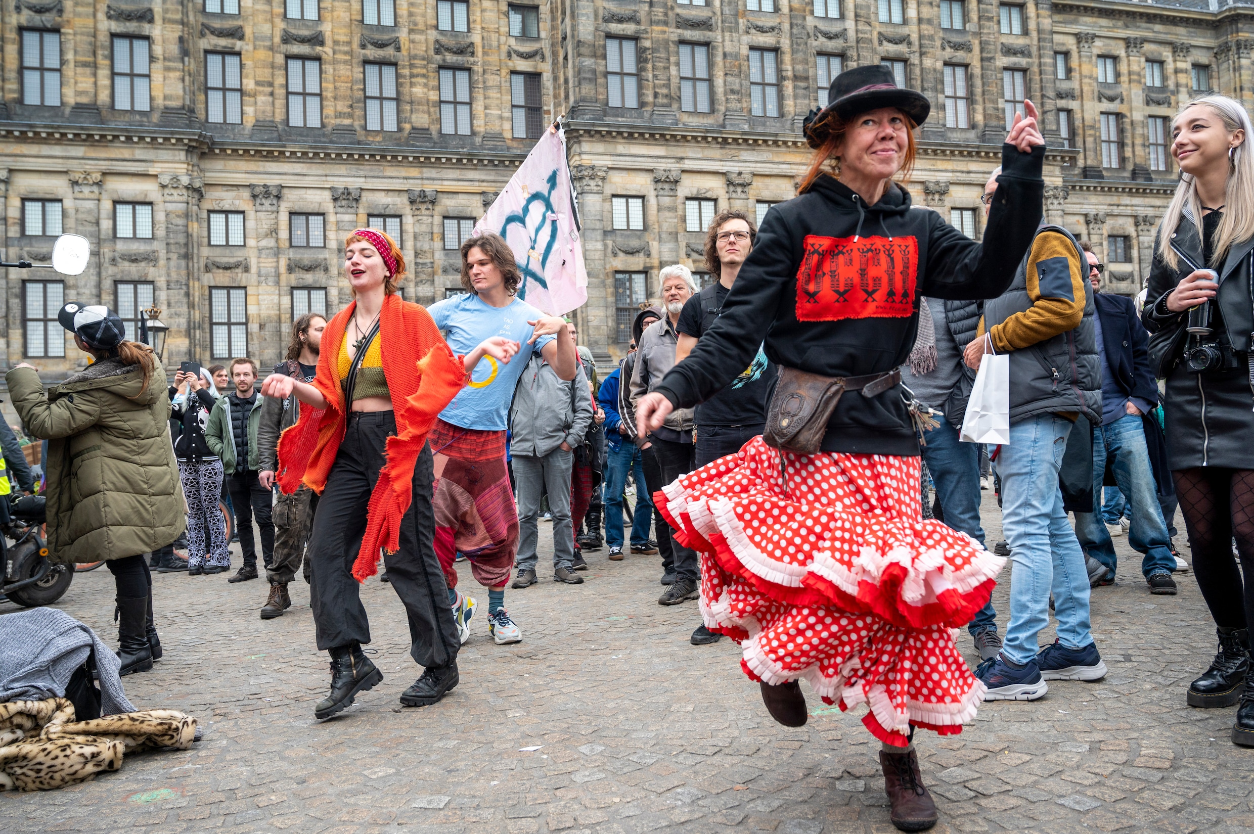 Demonstranten dansen voor betaalbare huisvesting