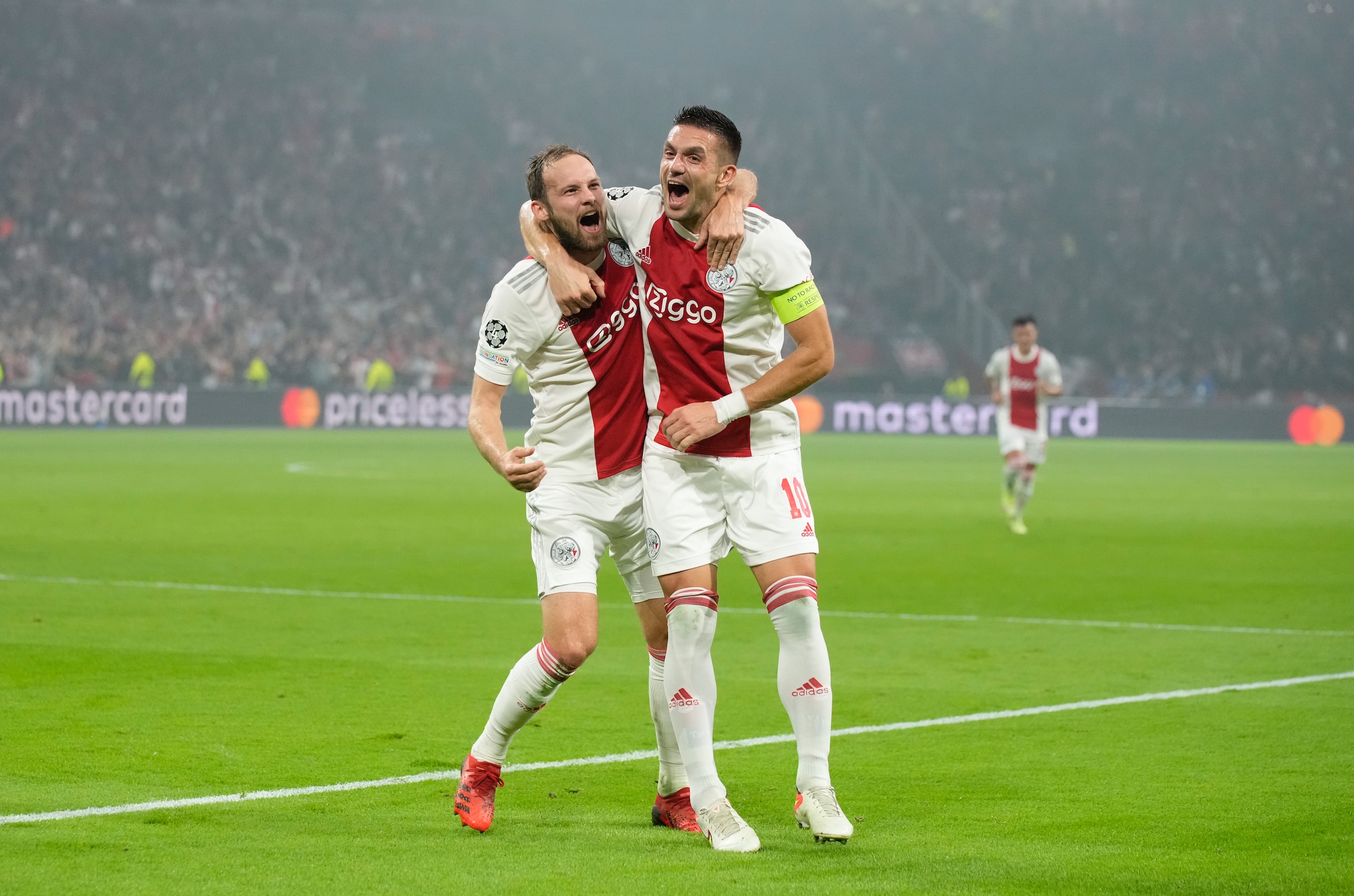 Teruglezen | Ajax haalt in Champions League met 4-0 uit tegen Dortmund