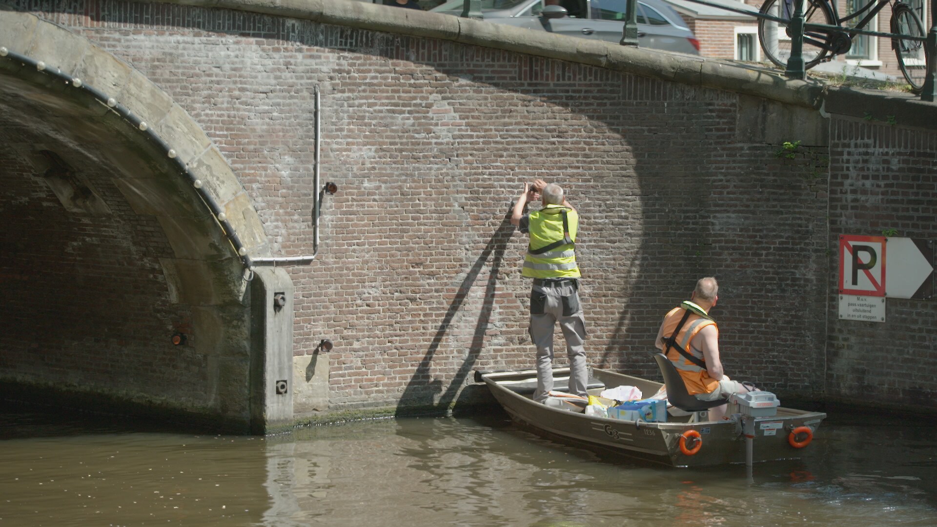 Documentaire toont – met iets te veel clichés – hoe groot Amsterdams probleem van bruggen en kades is