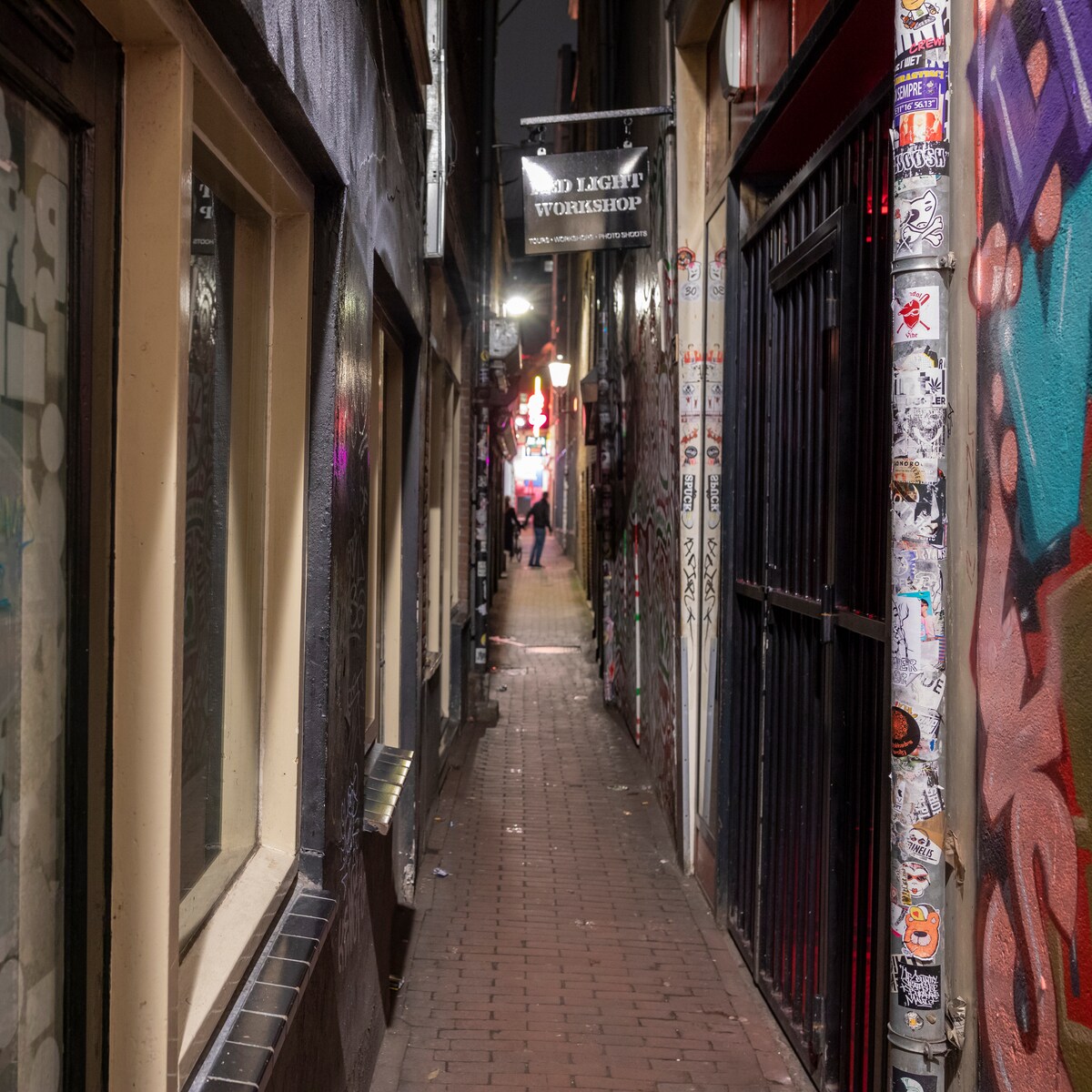 In de smalste steeg van de Wallen waren de sekswerkers tevreden en de  hoerenlopers anoniem: nu doven de lichten | Het Parool