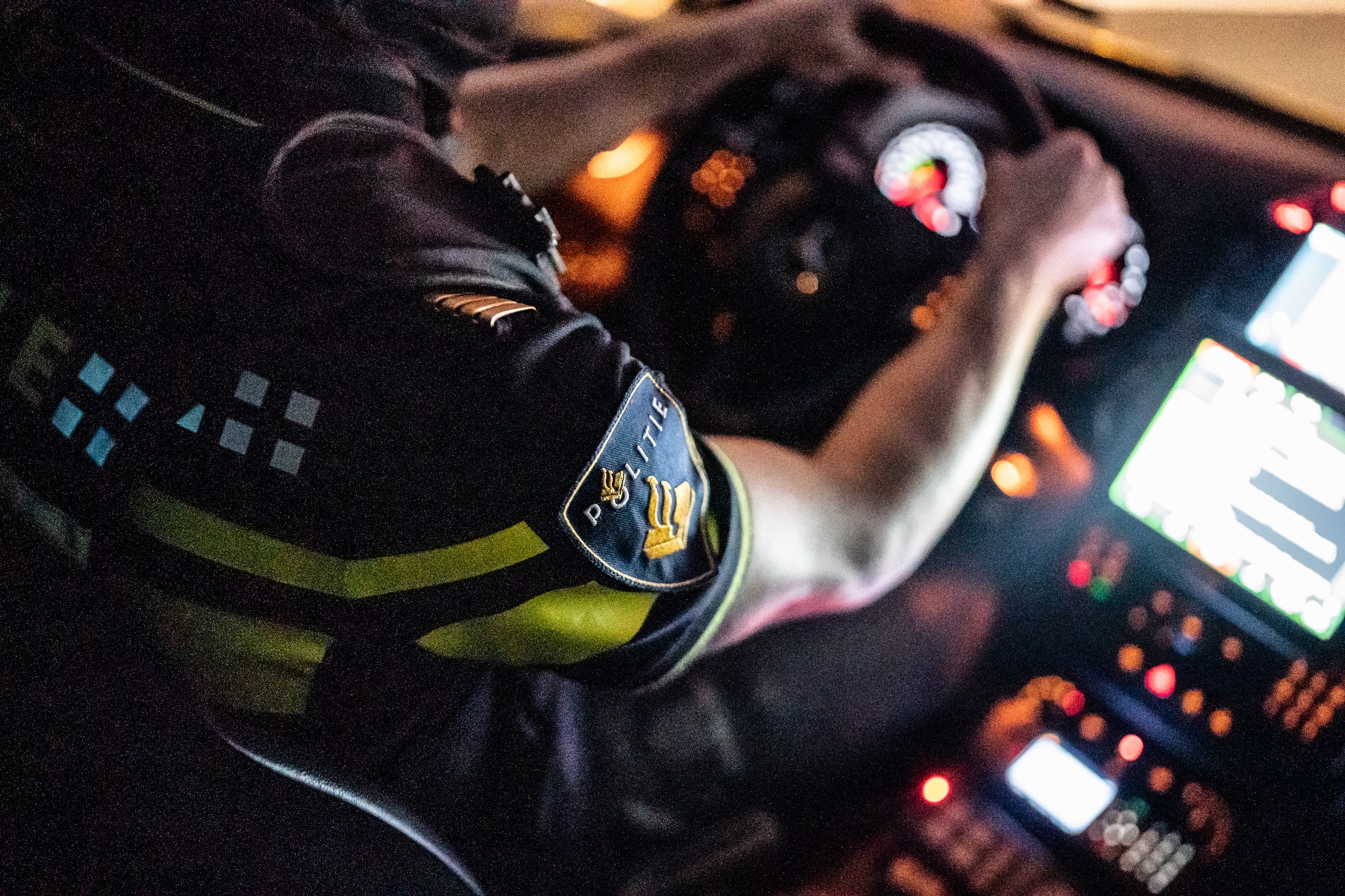 Brand in woning Amsterdam Nieuw-West na explosie, bewoners ongedeerd ...