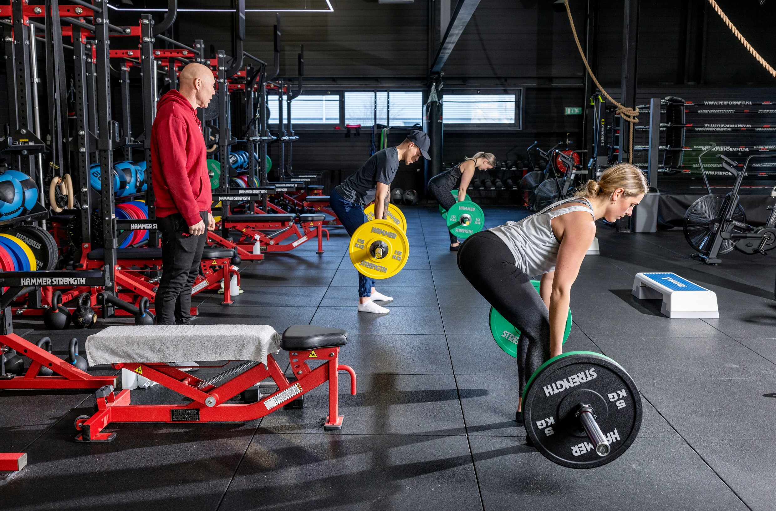 Kabinet gaat versoepelen: onderwijs open, sporten, winkelen en naar kapper mag weer