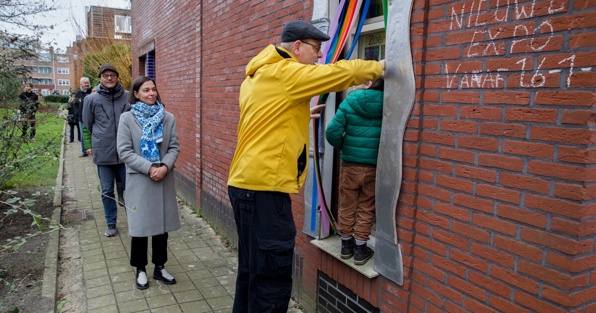 Raamkozijn in Nieuw-West omgedoopt tot Het Kijks: een ludiek minimuseum voor de buurt