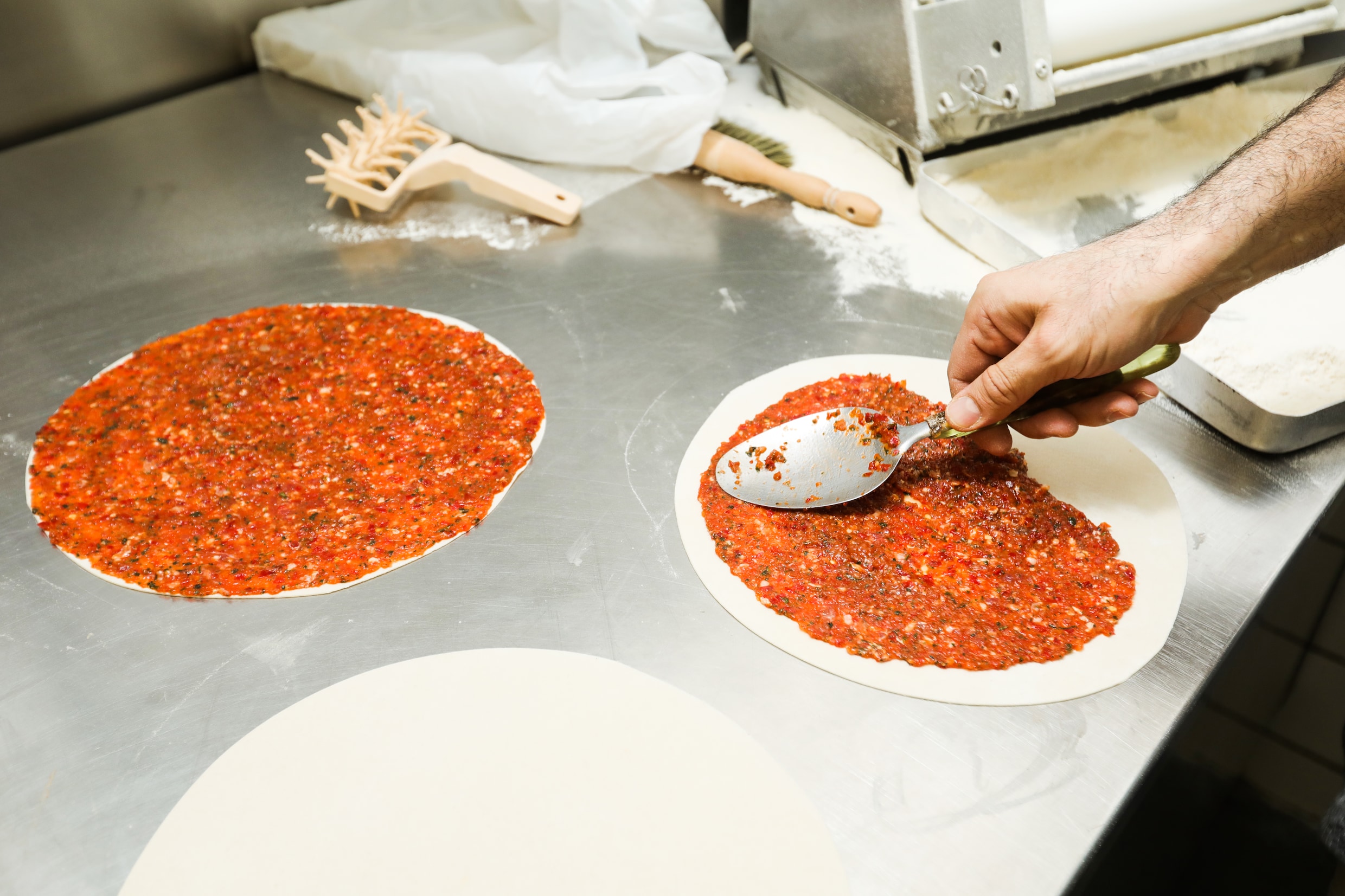 Waarom de Turkse pizza’s van Effendy zo in trek zijn ‘Streetfood? In Turkije vind je deze