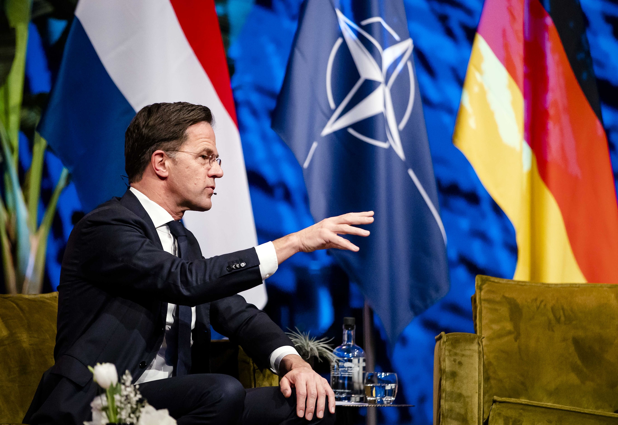 Russische ambassademedewerker eist opheldering van premier Rutte ...