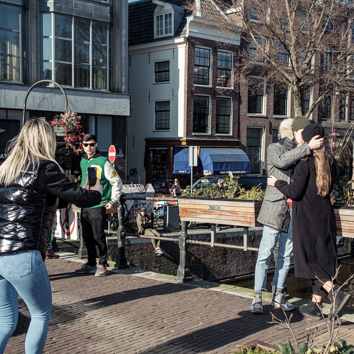 Teens can still buy vapes in shops despite ban: 'Sellers are happy to  profit at the expense of children' | Het Parool