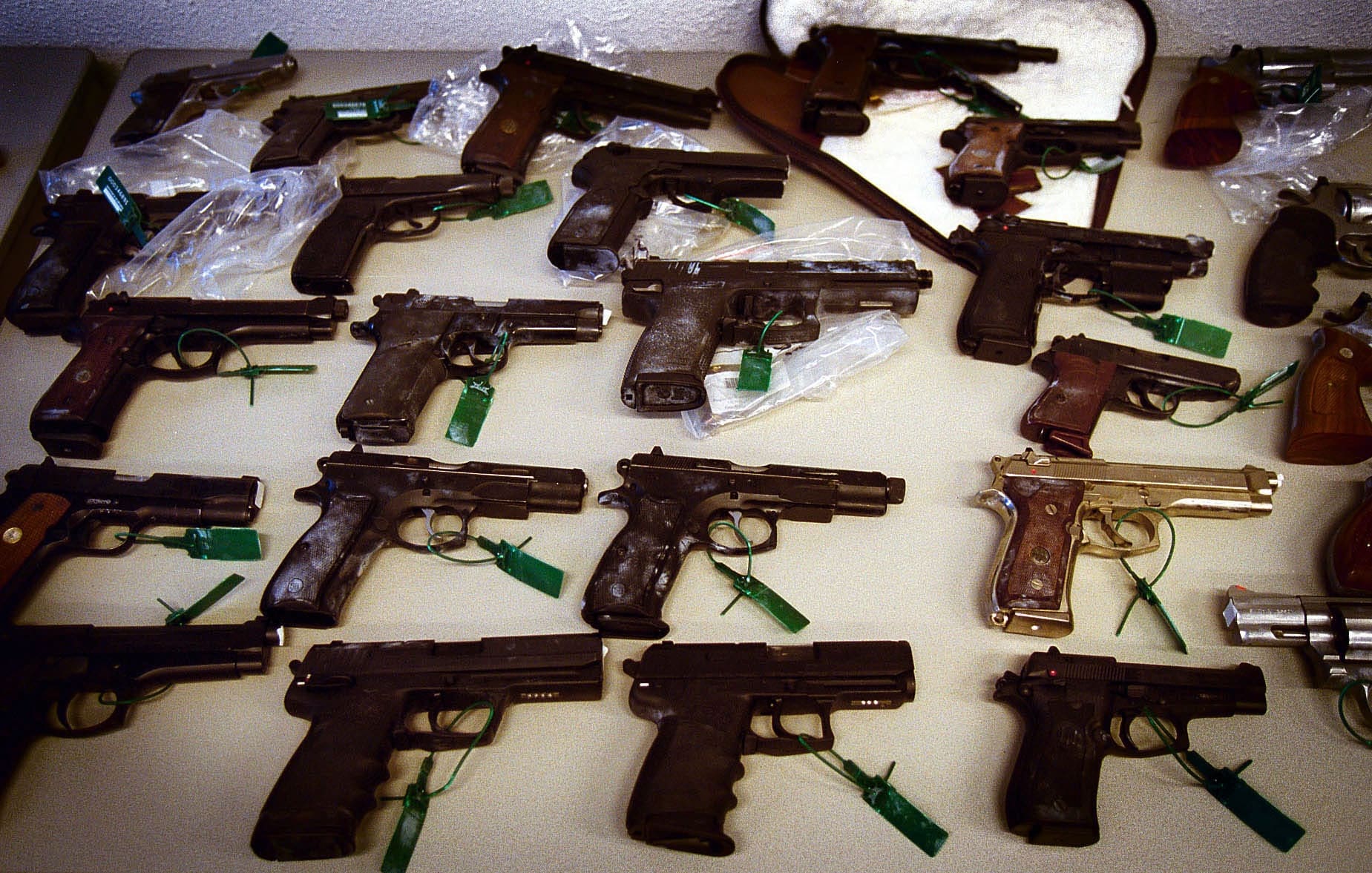 Dit is niet de eerste keer dat Mink Kok in verband wordt gebracht met zware wapens. Zijn vingerafdrukken werden in 1999 aangetroffen bij een grote vondst in een flat in West.