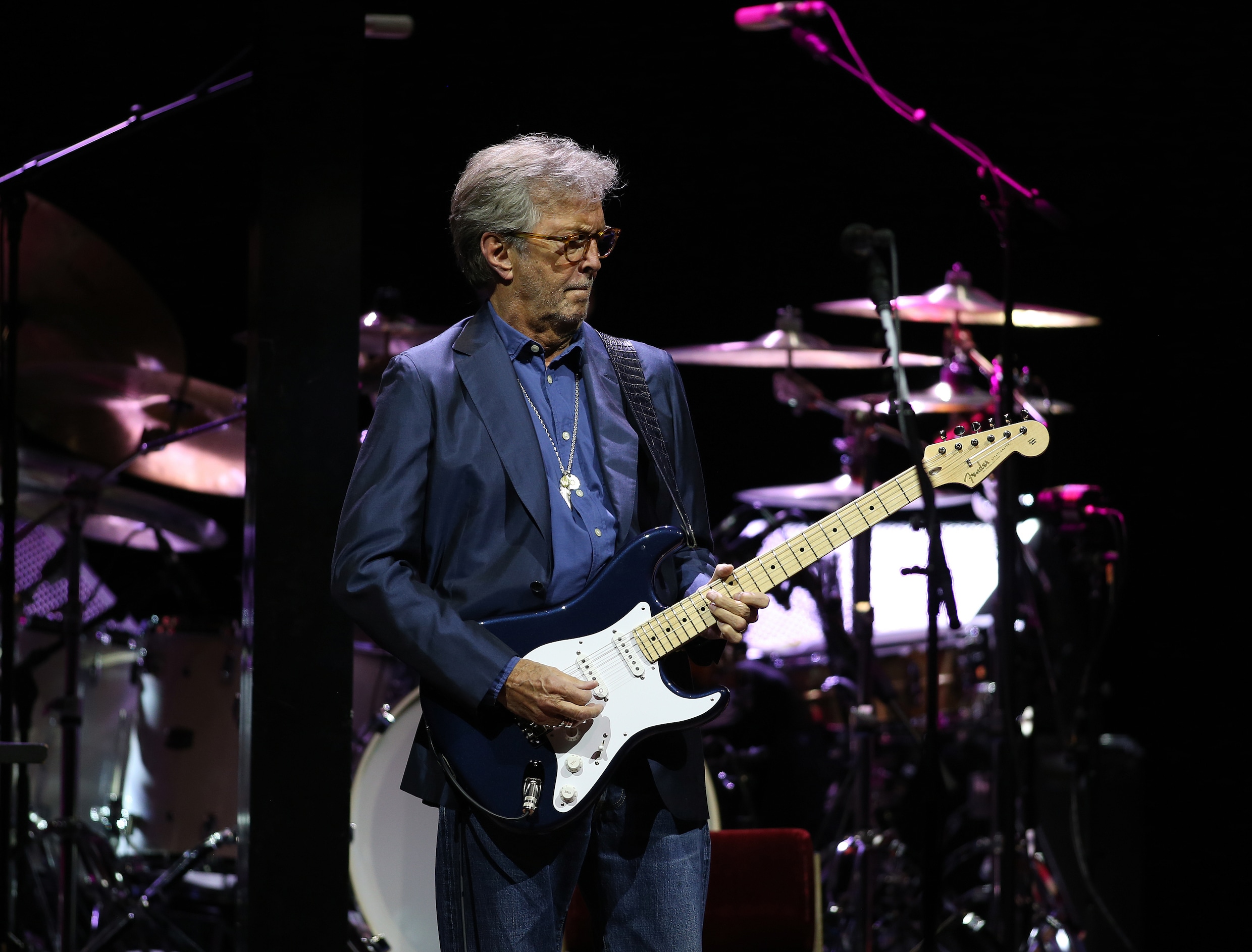 Vroeger is waar het om draait bij Eric Clapton in de Ziggo Dome, maar echt vlammen wil het niet