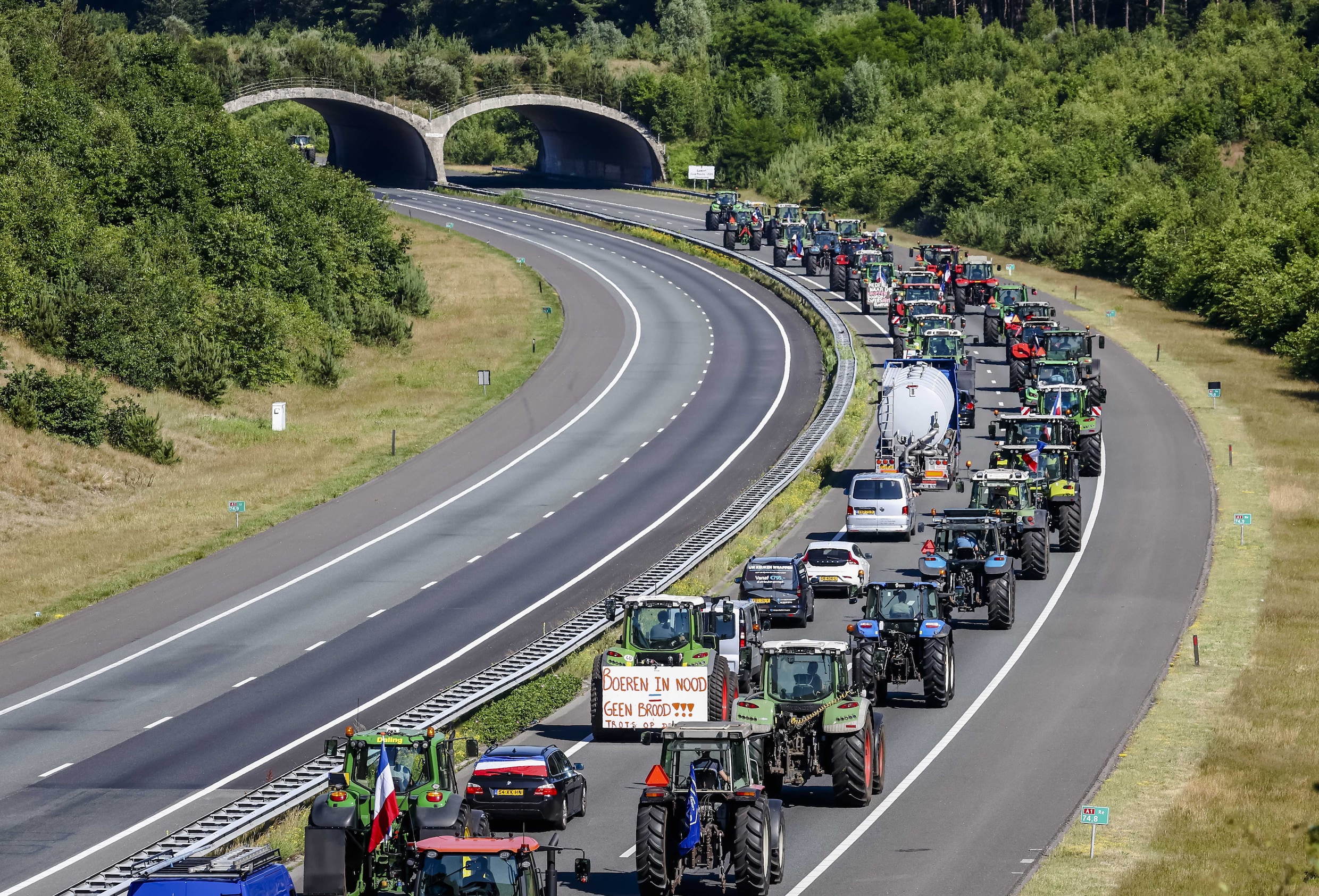 Boerenprotest in Stroe: ‘De Staat der Nederlanden is in oorlog met de ...