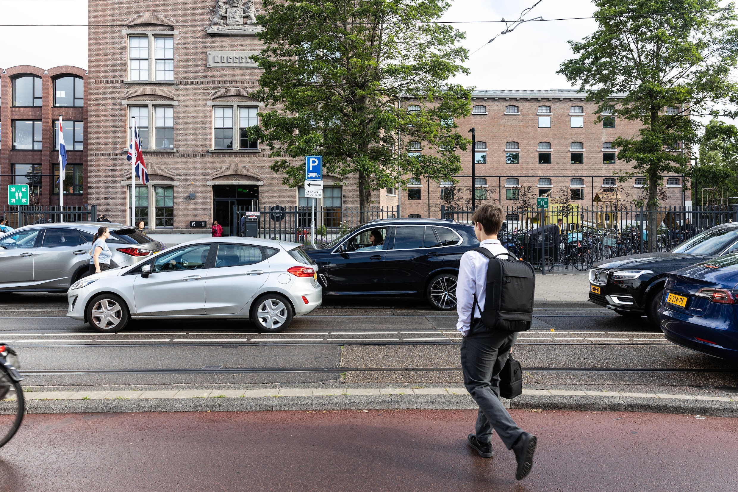 Bij De British School In De Havenstraat Staat Het Verkeer Altijd ...