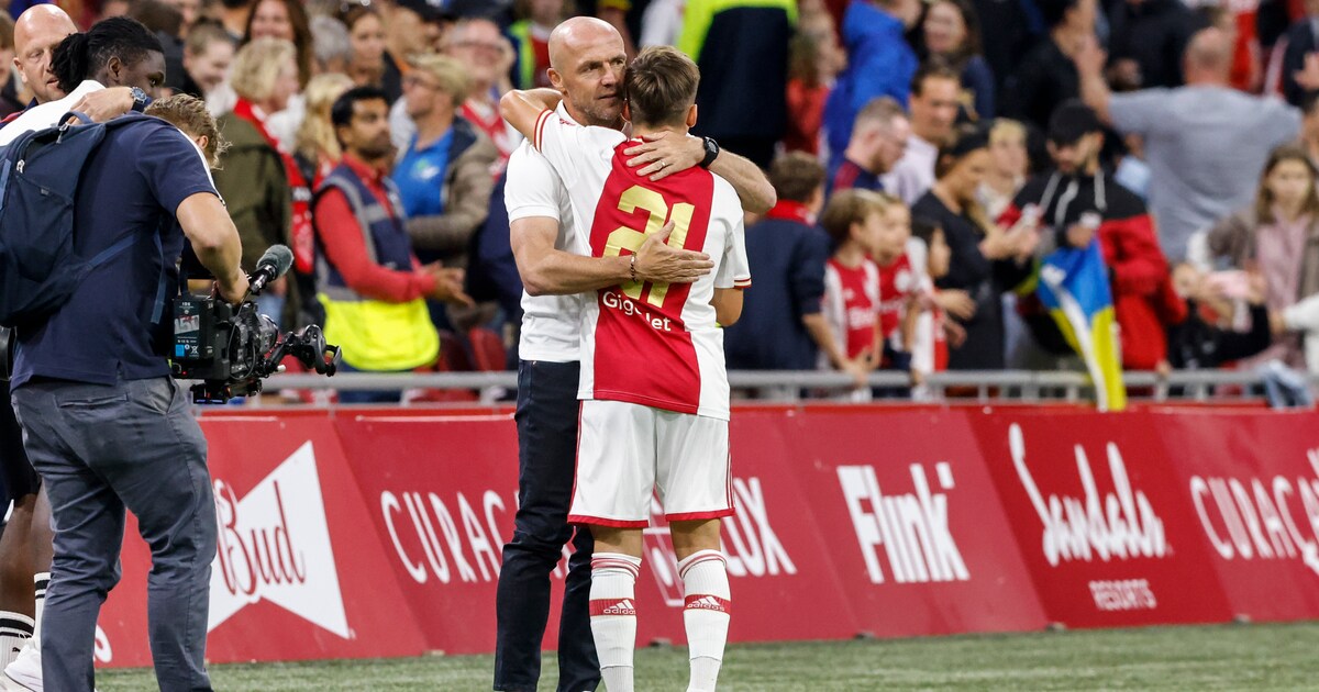 Ajaxtrainer Alfred Schreuder (49) communiceert makkelijk, maar is zeker geen zachte heelmeester