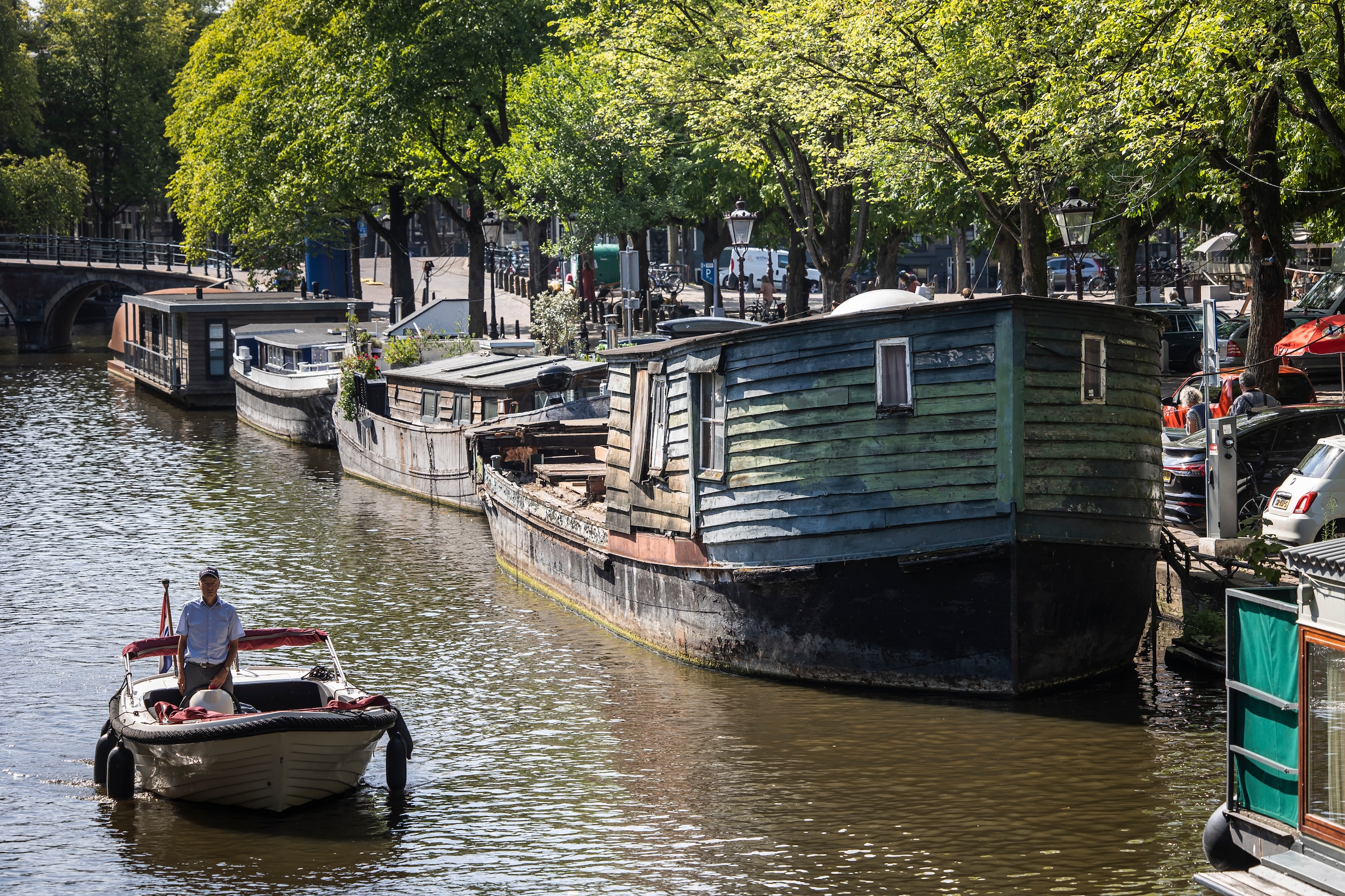 Oudste woonschip van de stad verlaat Amsterdam: ‘Dit is dood- en ...