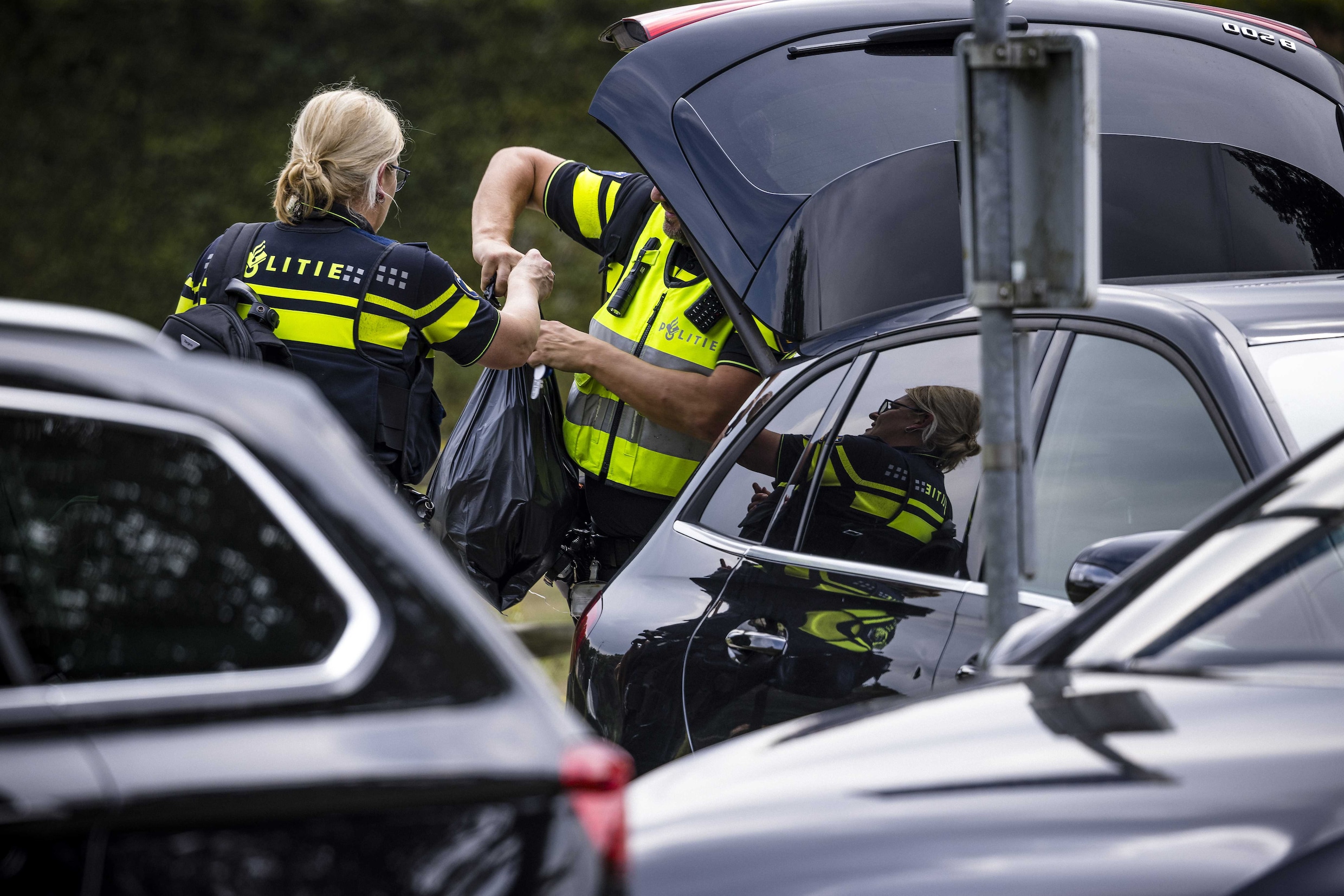 Veel contant geld, auto’s en onroerend goed in beslag genomen bij ...