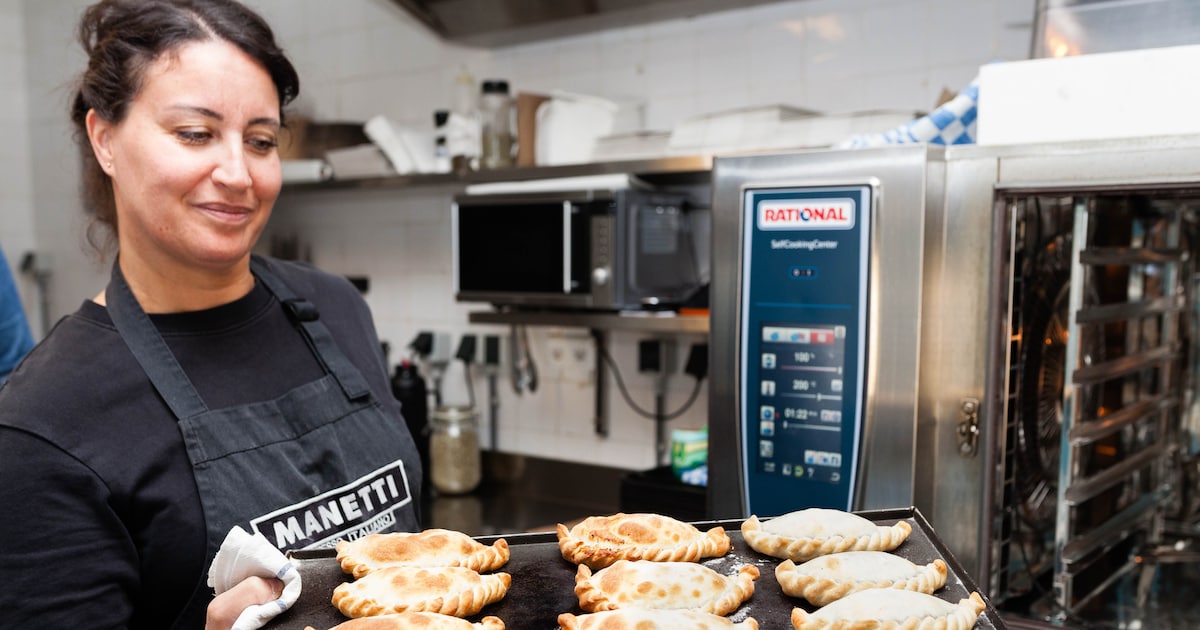 Waarom zijn empanada’s hier zo populair en waar in de stad eet je ze ...