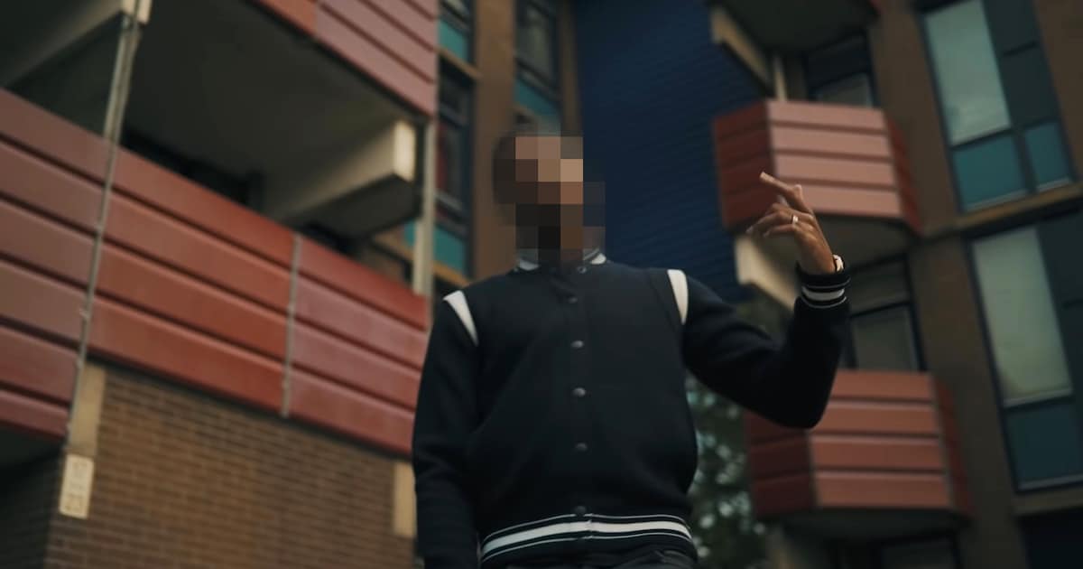 Rapper Joey AK (29) blijft langer in de cel: voorwaardelijke vrijlating ...