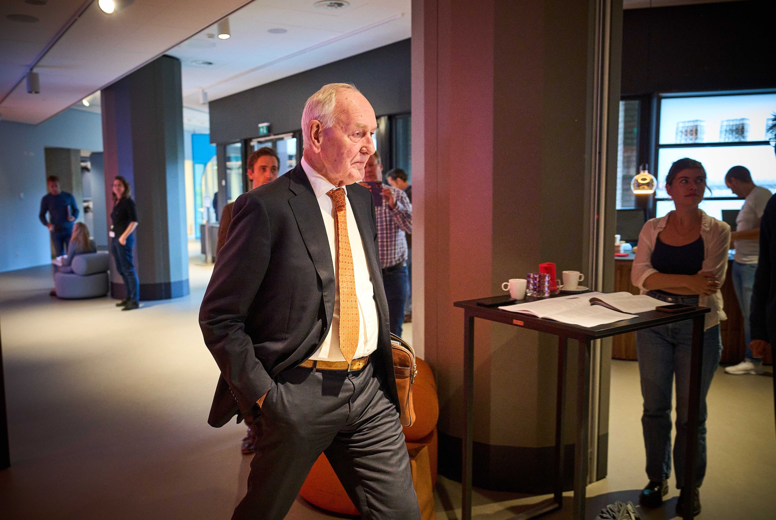 Johan Remkes weet iedereen in het gelid te krijgen. ‘Hij straalt uit ...