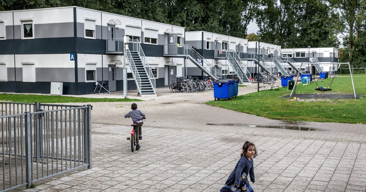 In dit Amsterdamse azc zie je de asielcrisis zich voltrekken: 'Het voelt als een gecontroleerd getto' | Het Parool