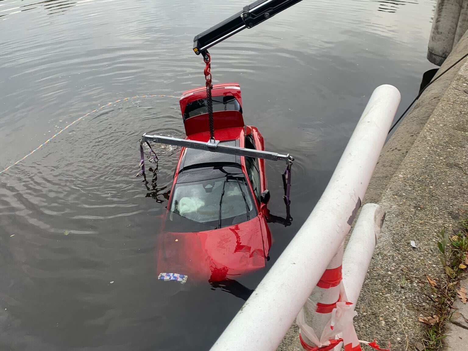 Auto te water in Noord, bestuurder is spoorloos Het Parool