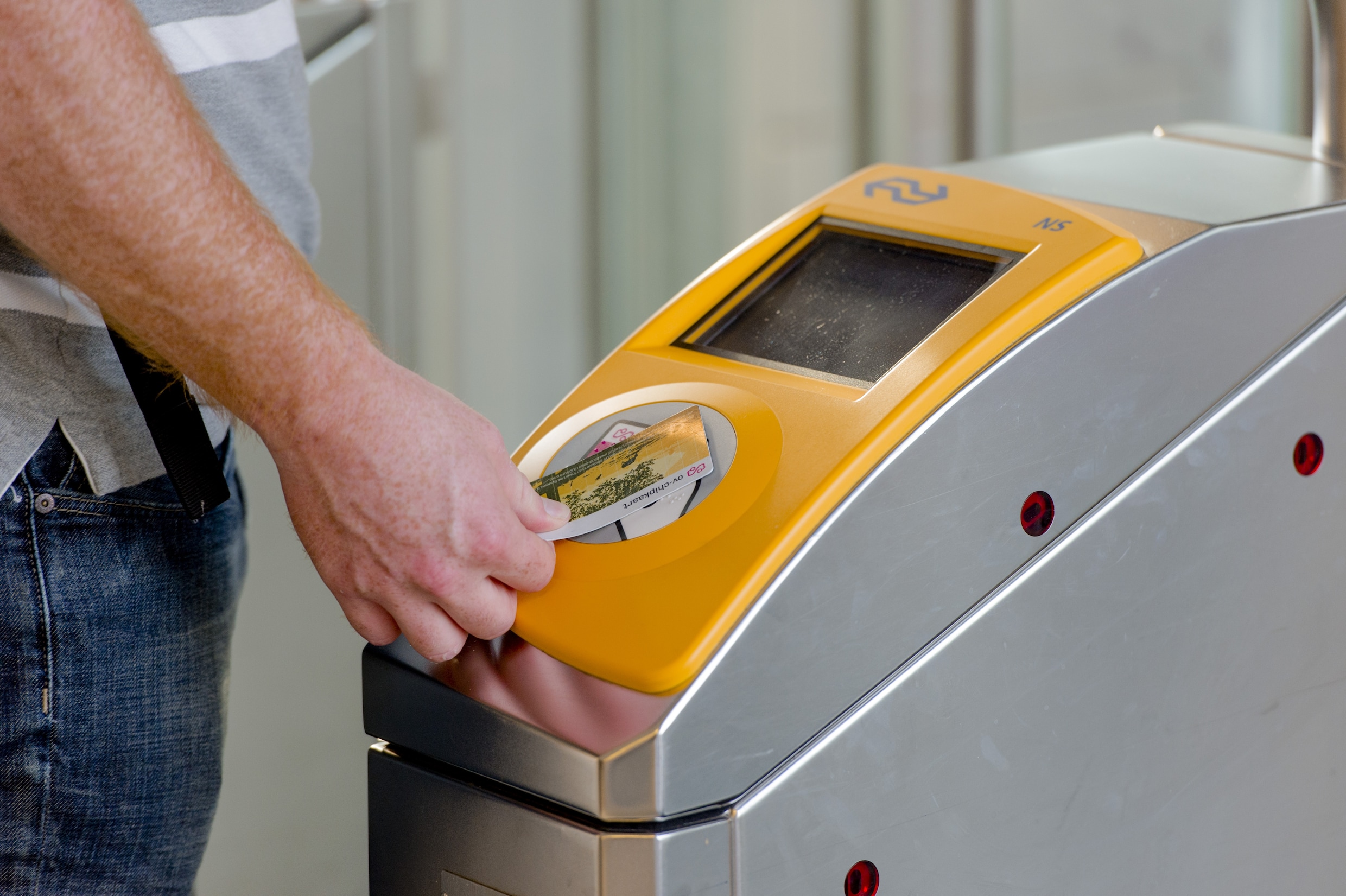 Eind dit jaar is ovchipkaart niet meer nodig inchecken kan dan ook met bankpas en mobiel Het