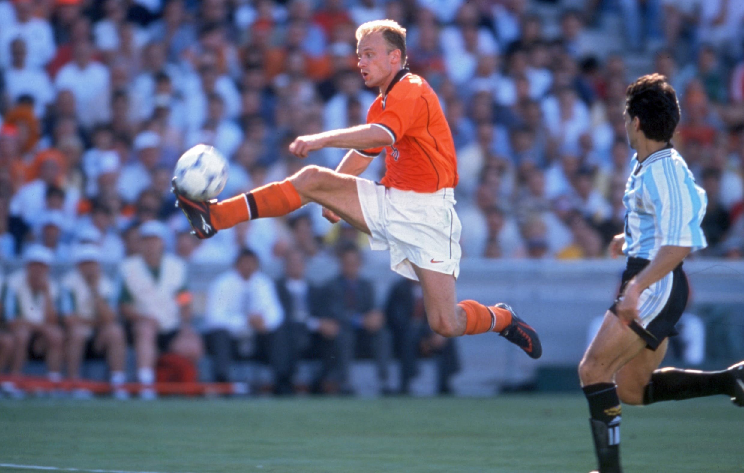 doelpunt-in-wording-dennis-bergkamp-in-de-laatste-minuut-van