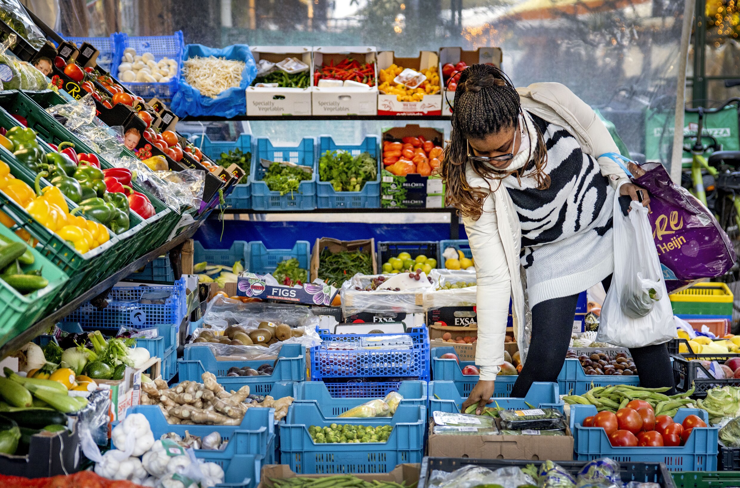 Ongezond is goedkoper en dat is één op de drie eet door