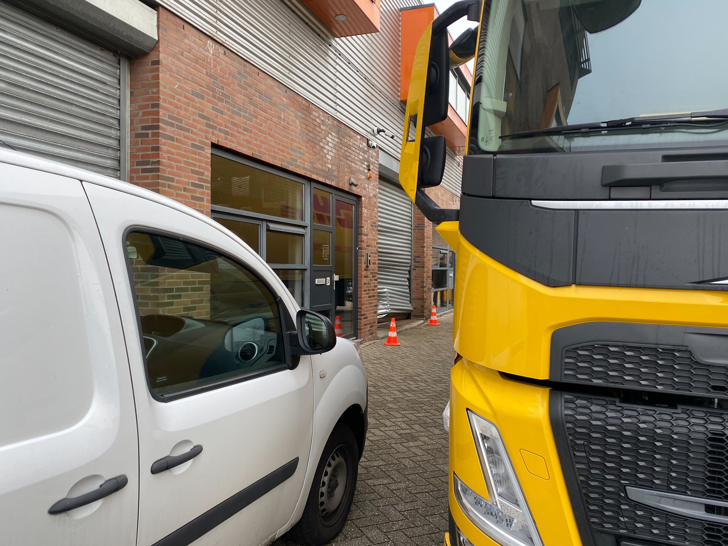 Auto rijdt bedrijfspand binnen in AmsterdamZuidoost, mogelijk ramkraak