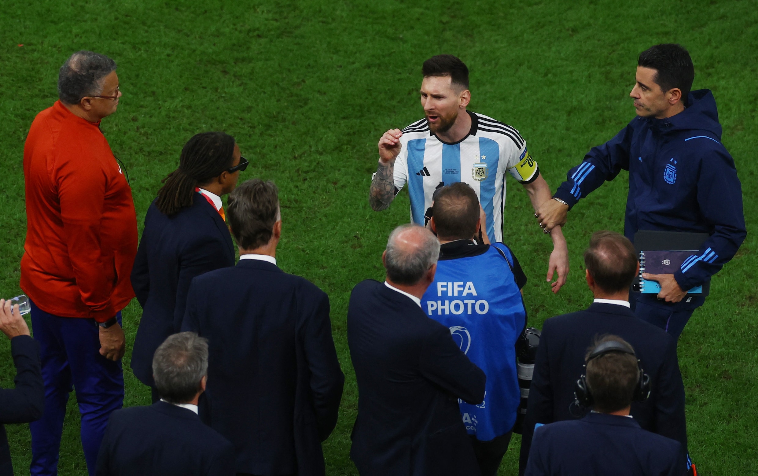 Lionel Messi haalt uit naar Louis van Gaal en Wout Weghorst: ‘Waar kijk ...