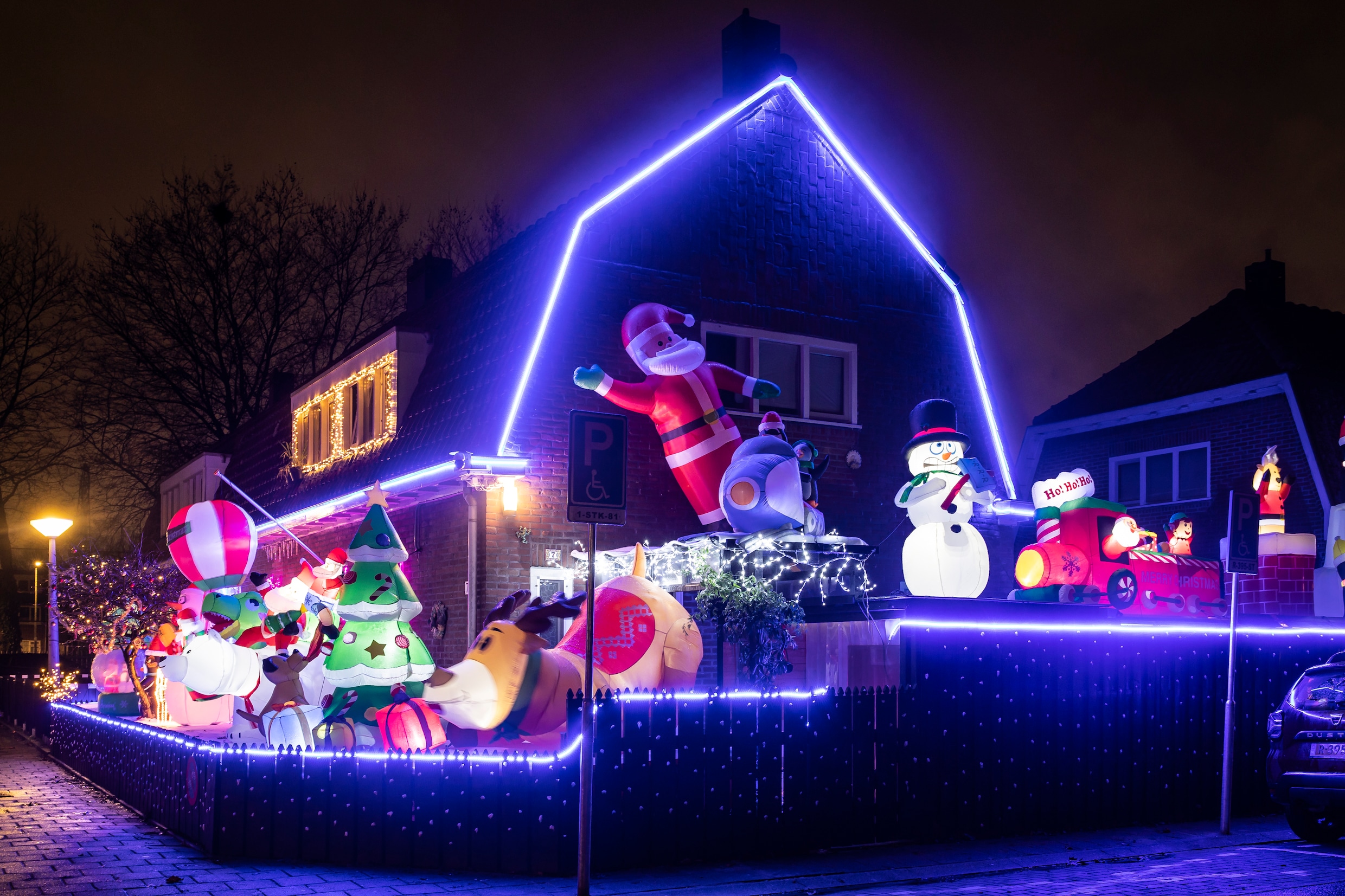 De kerstlampjes in Betondorp en Tuindorp Oostzaan flikkeren weer, ‘maar