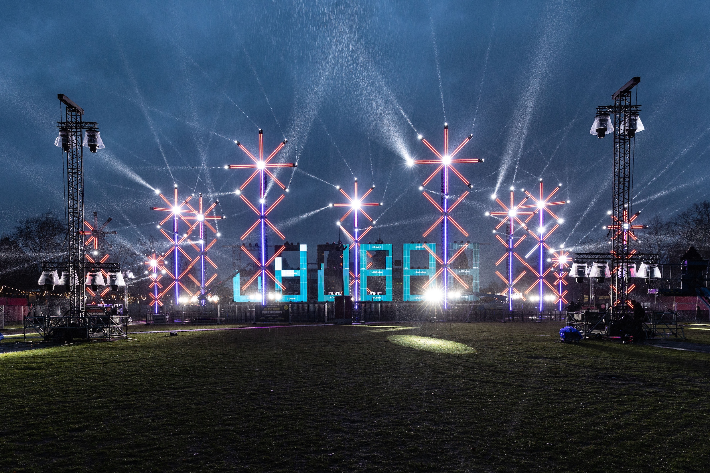 Weer vuurwerk en lichtshow op Museumplein tijdens oud en nieuw Het