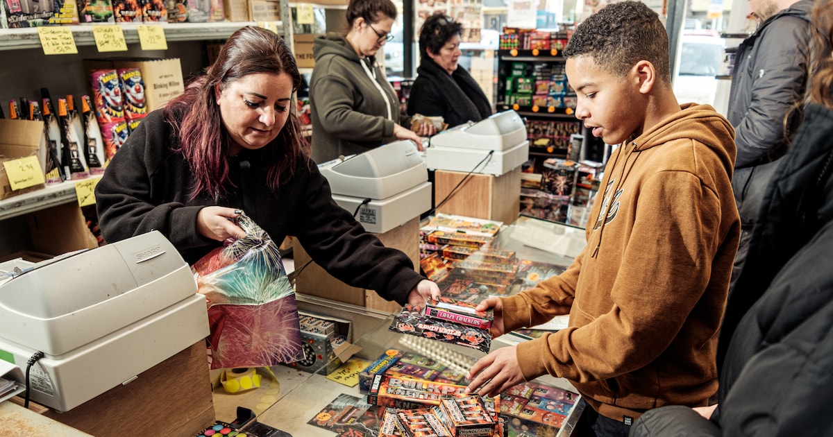 Amsterdamse vuurwerkhandelaren over het verkoopverbod dat volgend jaar ingaat: ‘Er zijn mensen die v