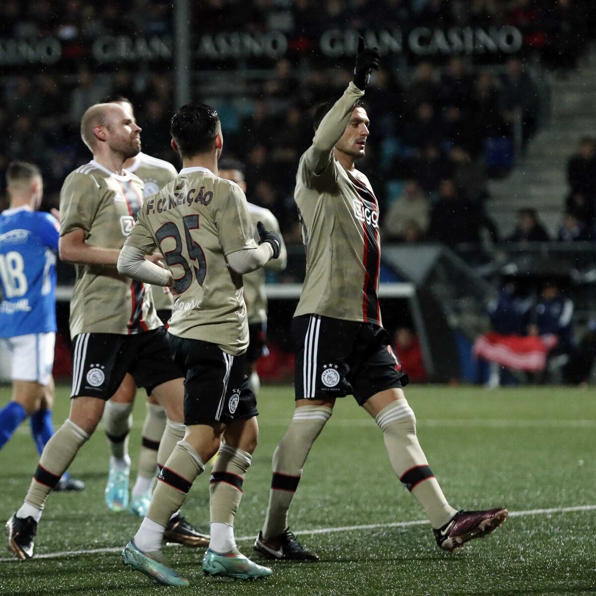 Zakelijk Ajax wint van FC Den Bosch en bekert verder Het Parool