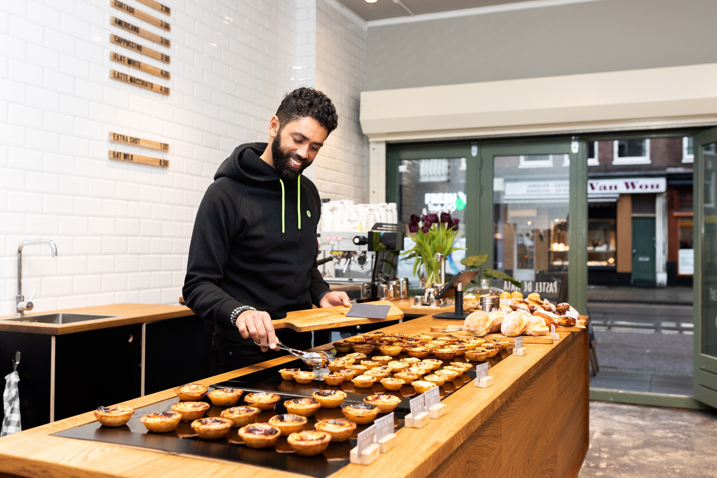 Mister Nata in de Van Wou verkoopt typisch Portugese pasteis de nata