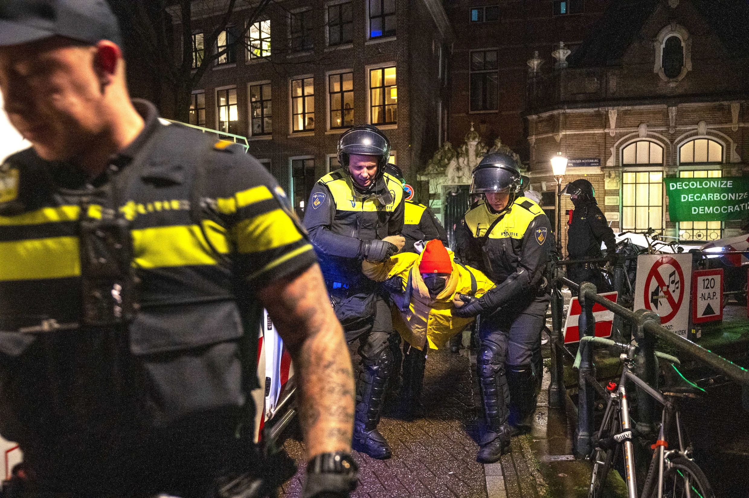 Bezetters UvA-gebouw hoeven niet voor rechter te komen | Het Parool