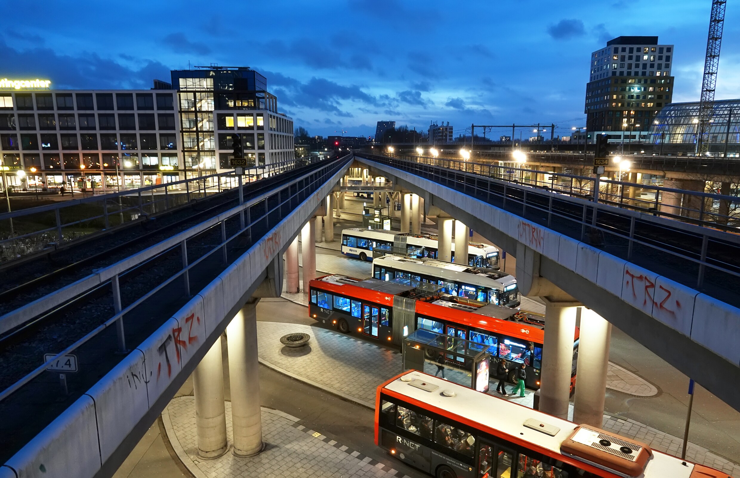Zonnepanelen waaien van dak naast station Sloterdijk | Het Parool