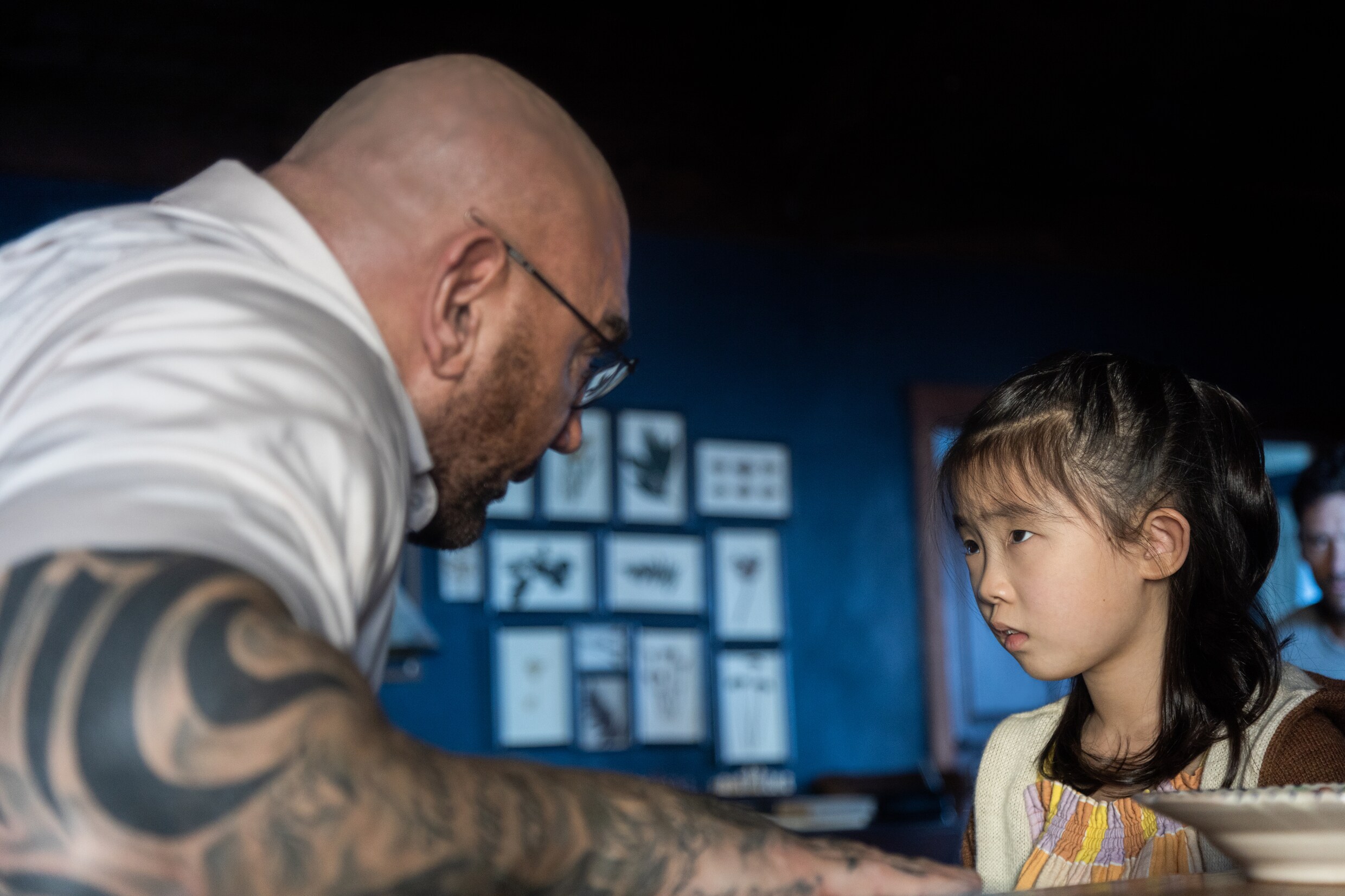 Recensie: Knock at the Cabin van plottwistkoning M. Night Shyamalan ...