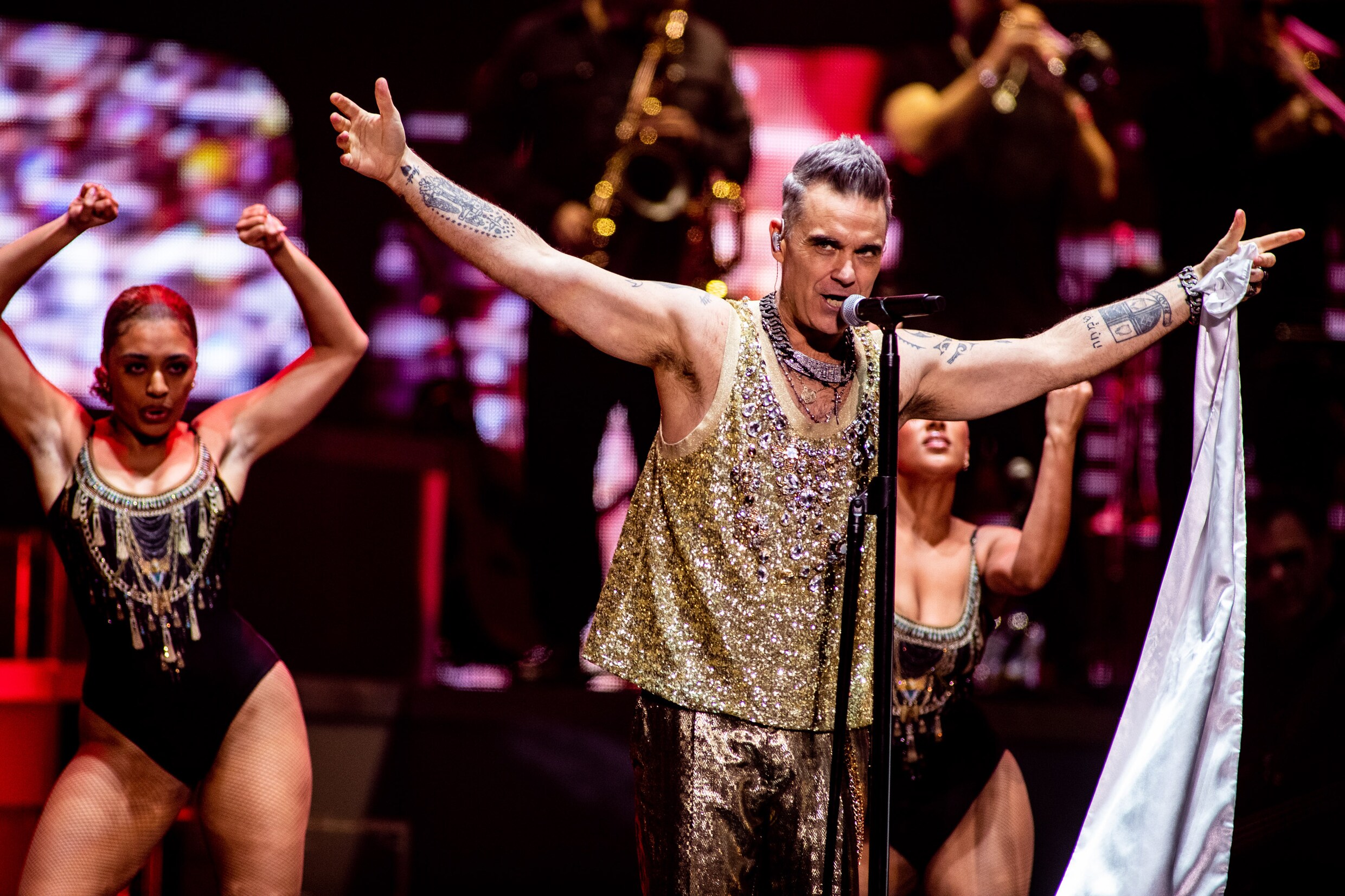 Recensie Robbie Williams: zanger in topvorm in Ziggo Dome: 'In juni ben ik weer vet, neem nu je foto's' | Het Parool