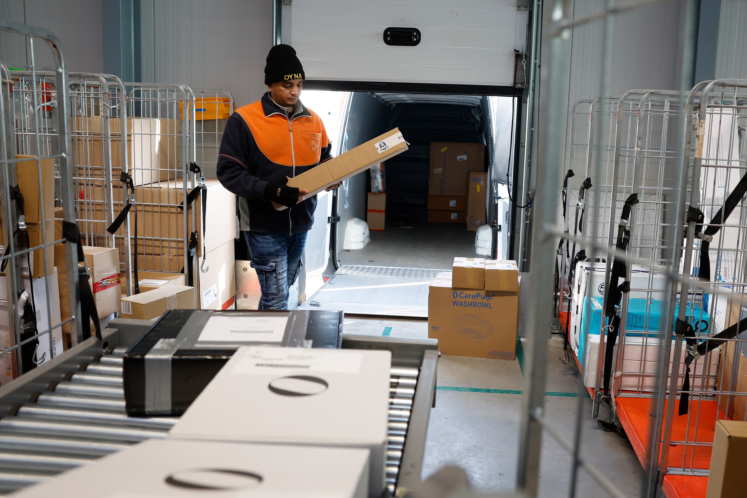 PostNL moet dit jaar 20 miljoen euro besparen en schrapt enkele ...
