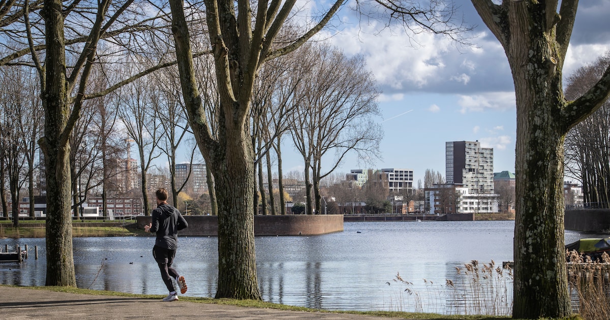 Verwarde man voor tweede dag op rij door brandweer uit Sloterplas gehaald