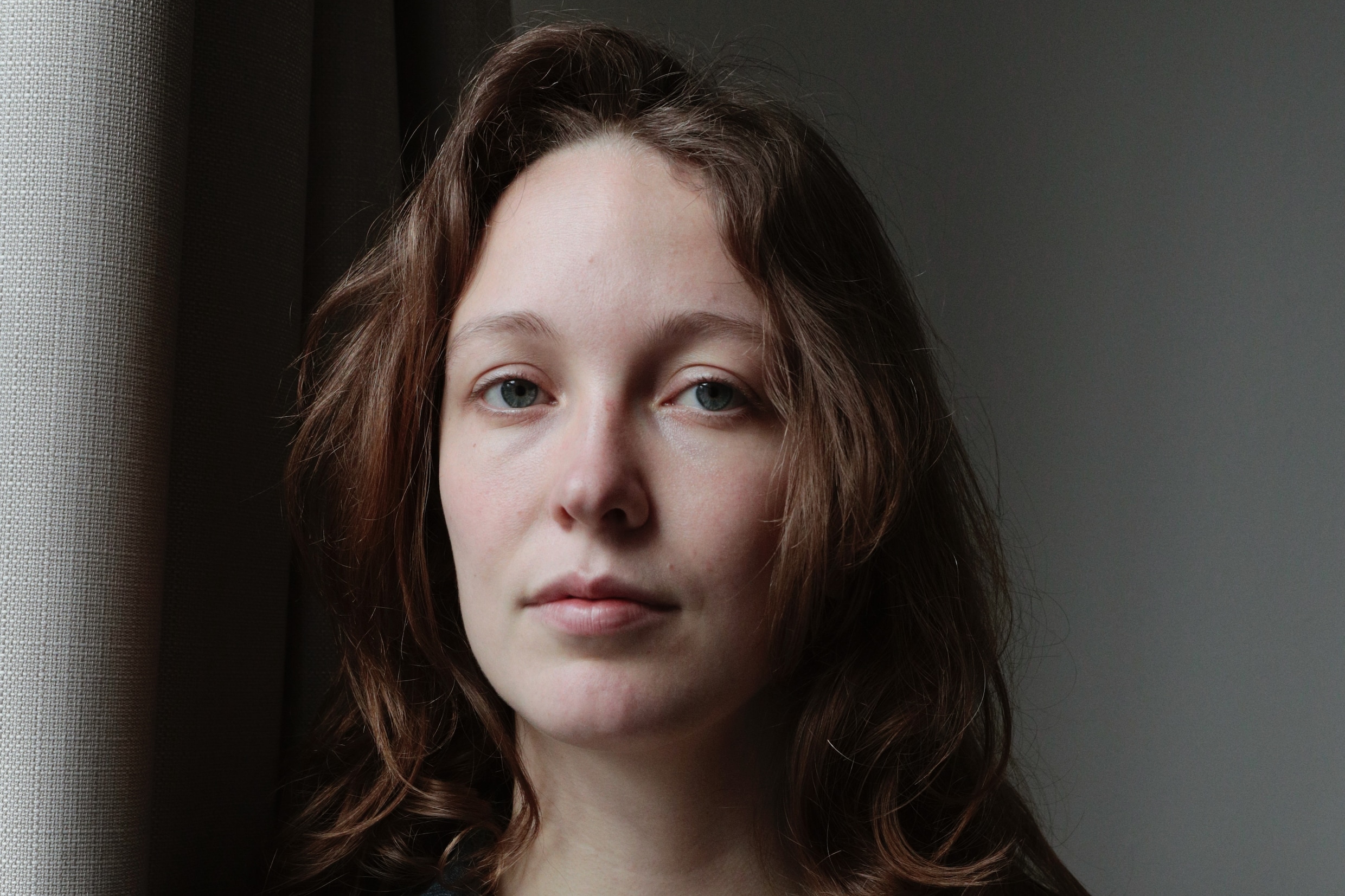 Deze UvAstudente liet zich in bed filmen met schrijver Michel Houellebecq ‘Ik voel me