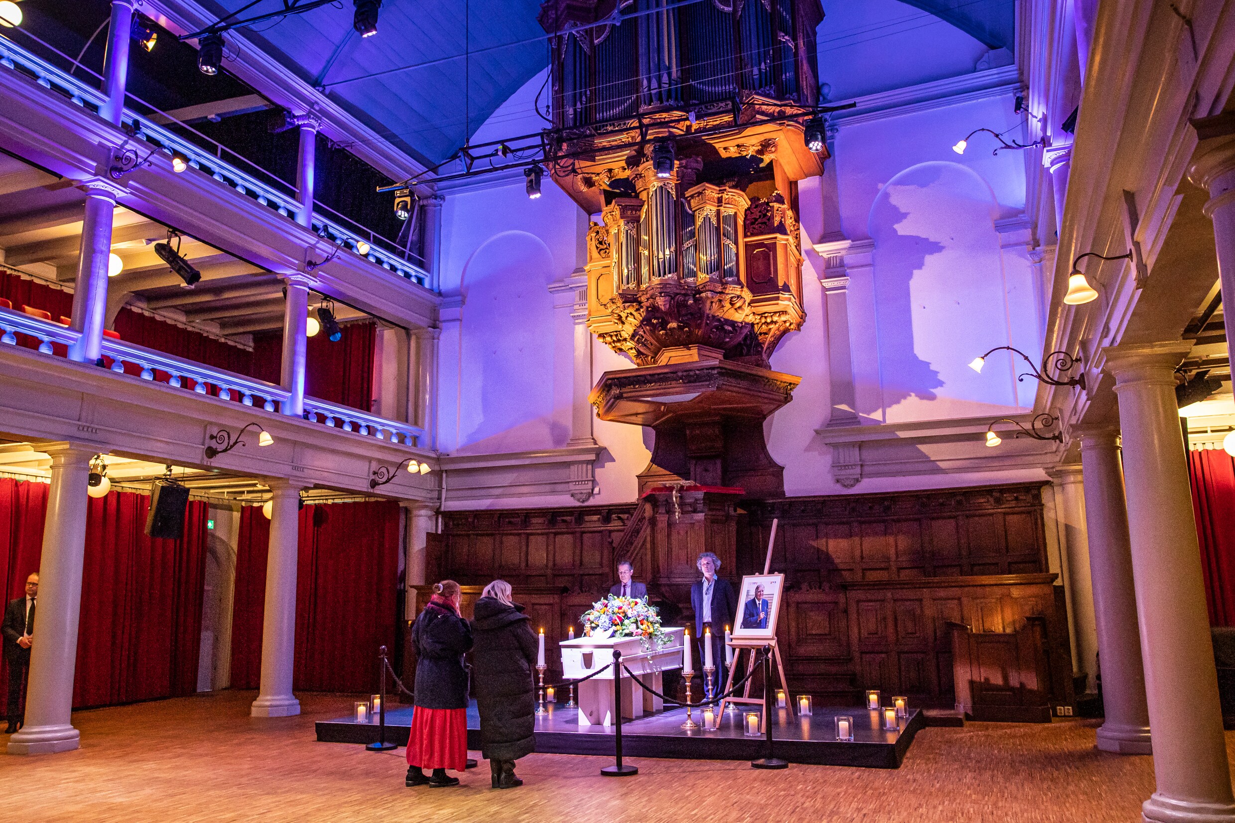 Amsterdam neemt afscheid van Huub Oosterhuis: ‘Hij heeft veel voor ons ...