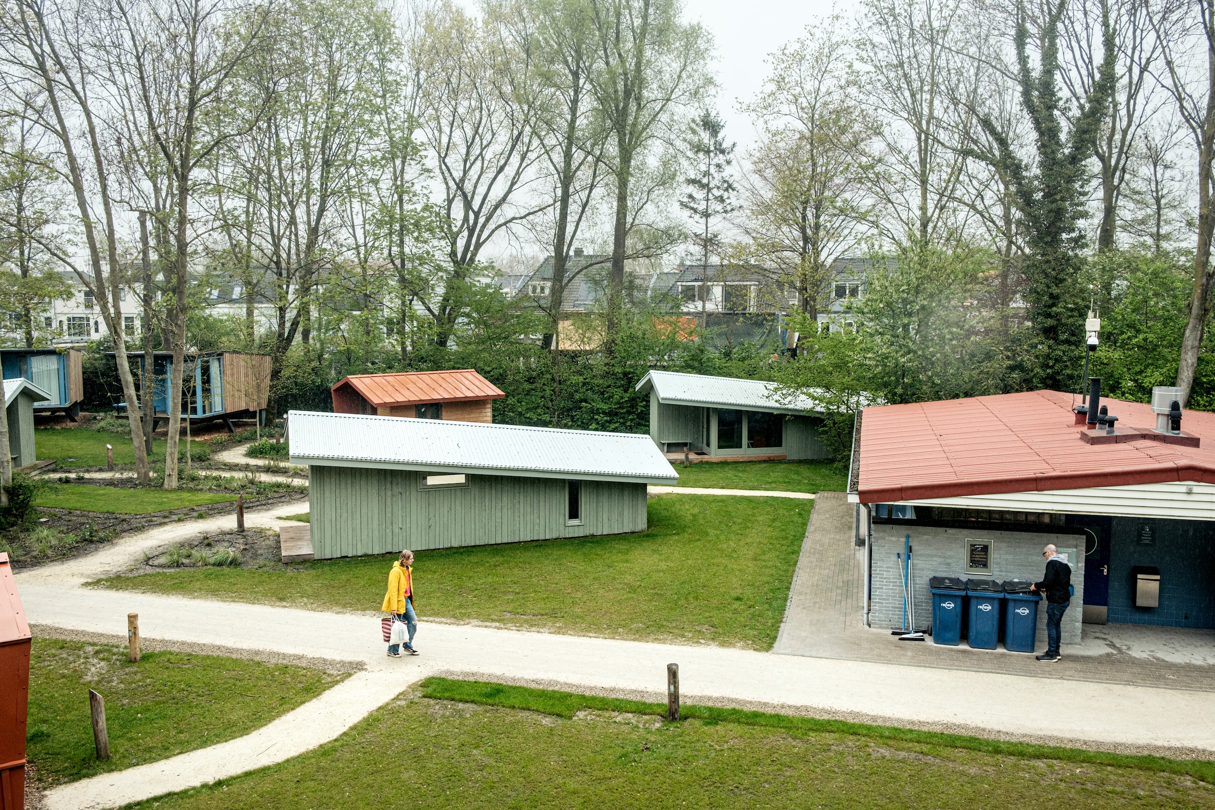 Omwonenden van camping Vliegenbos in verzet tegen 'semi-permanente  woningen' | Het Parool