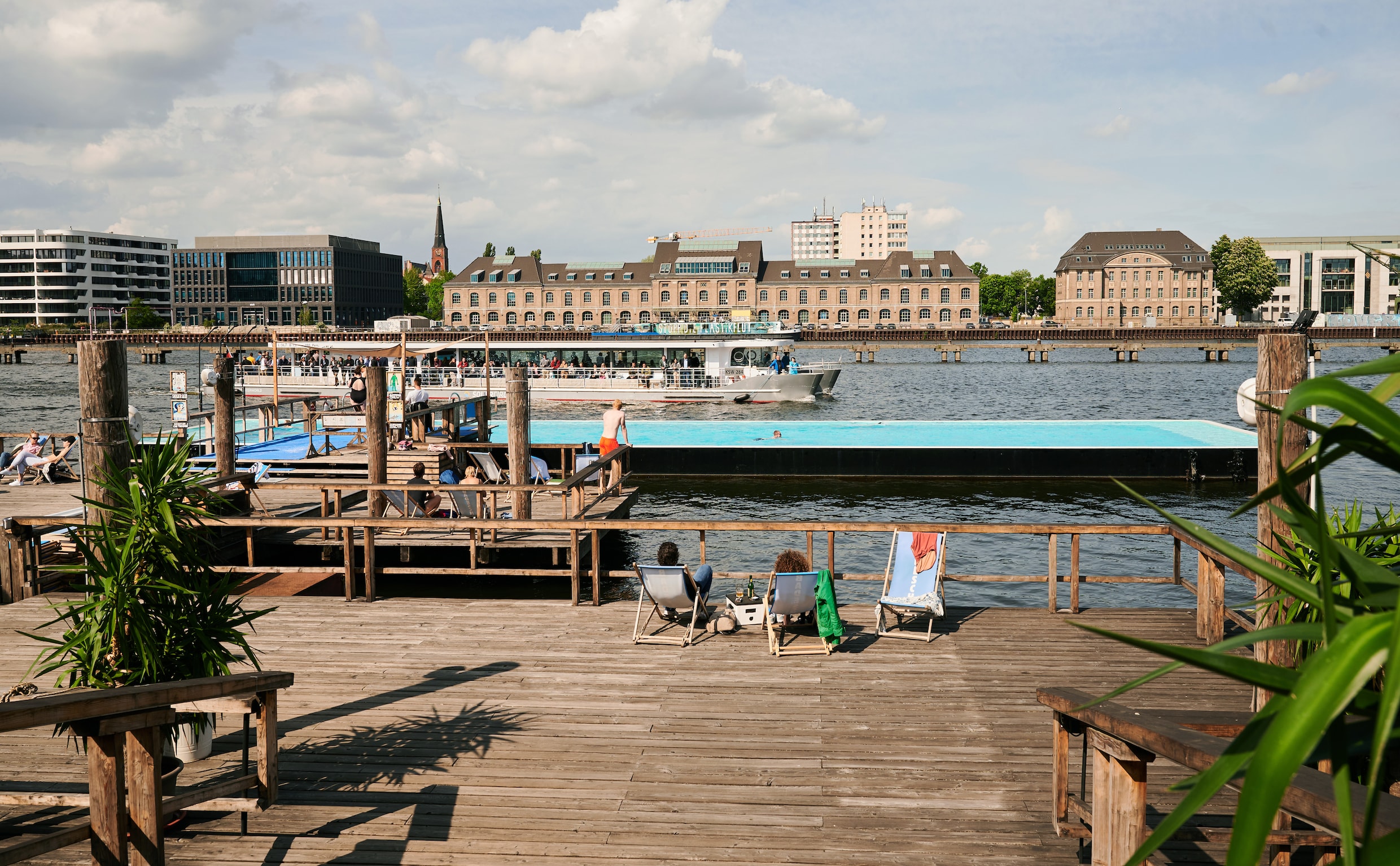 In Berlijn Mag Iedereen Topless In Het Zwembad Waarom In Amsterdam