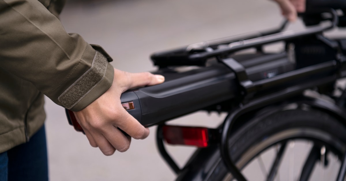 Hoe laad je de batterij van een ebike veilig op? Zes vragen over de risico’s van accubrand