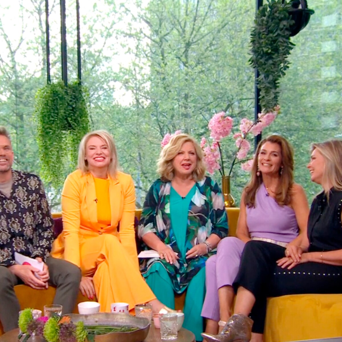 Dat Karin Bloemen in haar ode aan Koffietijd valser zong dan Mia en Dion doet er niet toe Het Parool