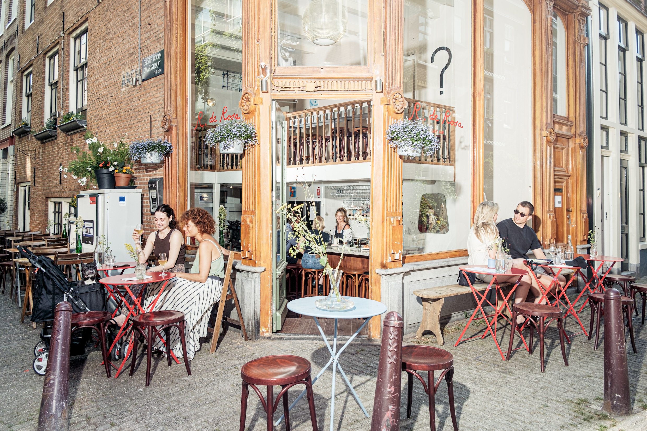 Drink filterkoffie voor 2 euro bij café R. de Rosa in de Boomstraat ...