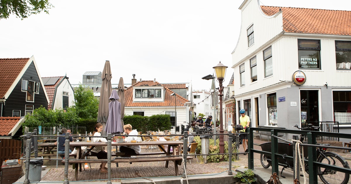 Café ’t Sluisje in Amsterdam-Noord mag een van de twee picknicktafels alsnog terugplaatsen